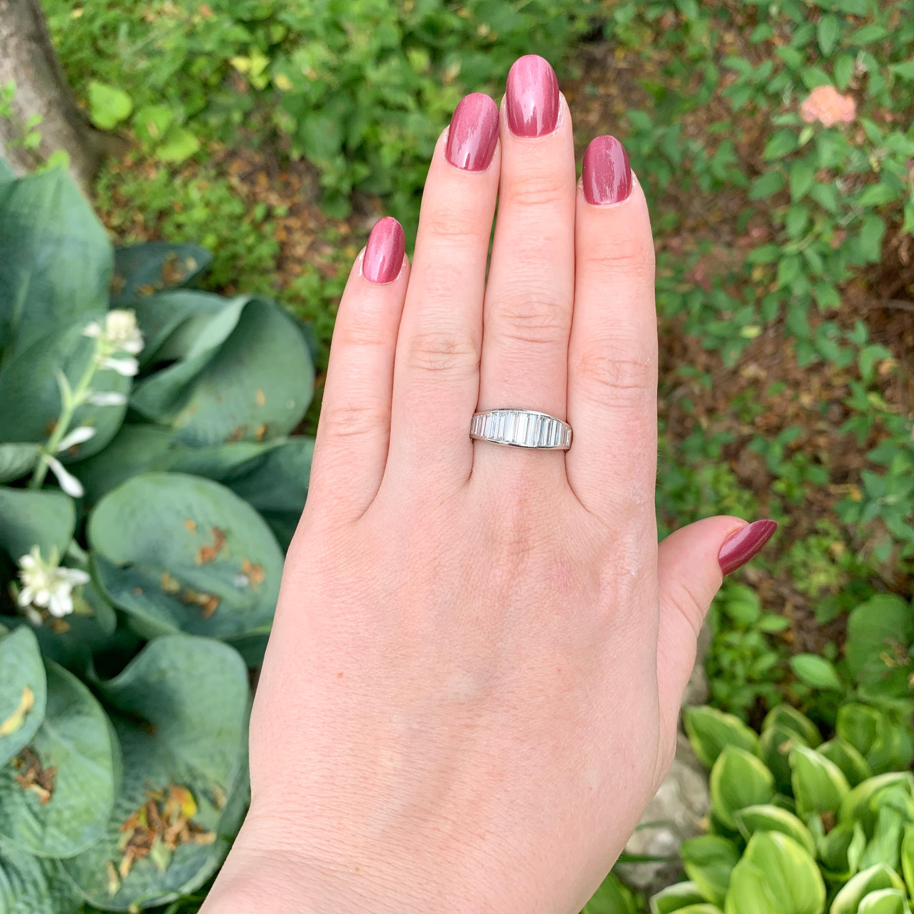 Anneau de mariage en platine avec baguettes longues et diamant de 2 carats torsadés en vente 1