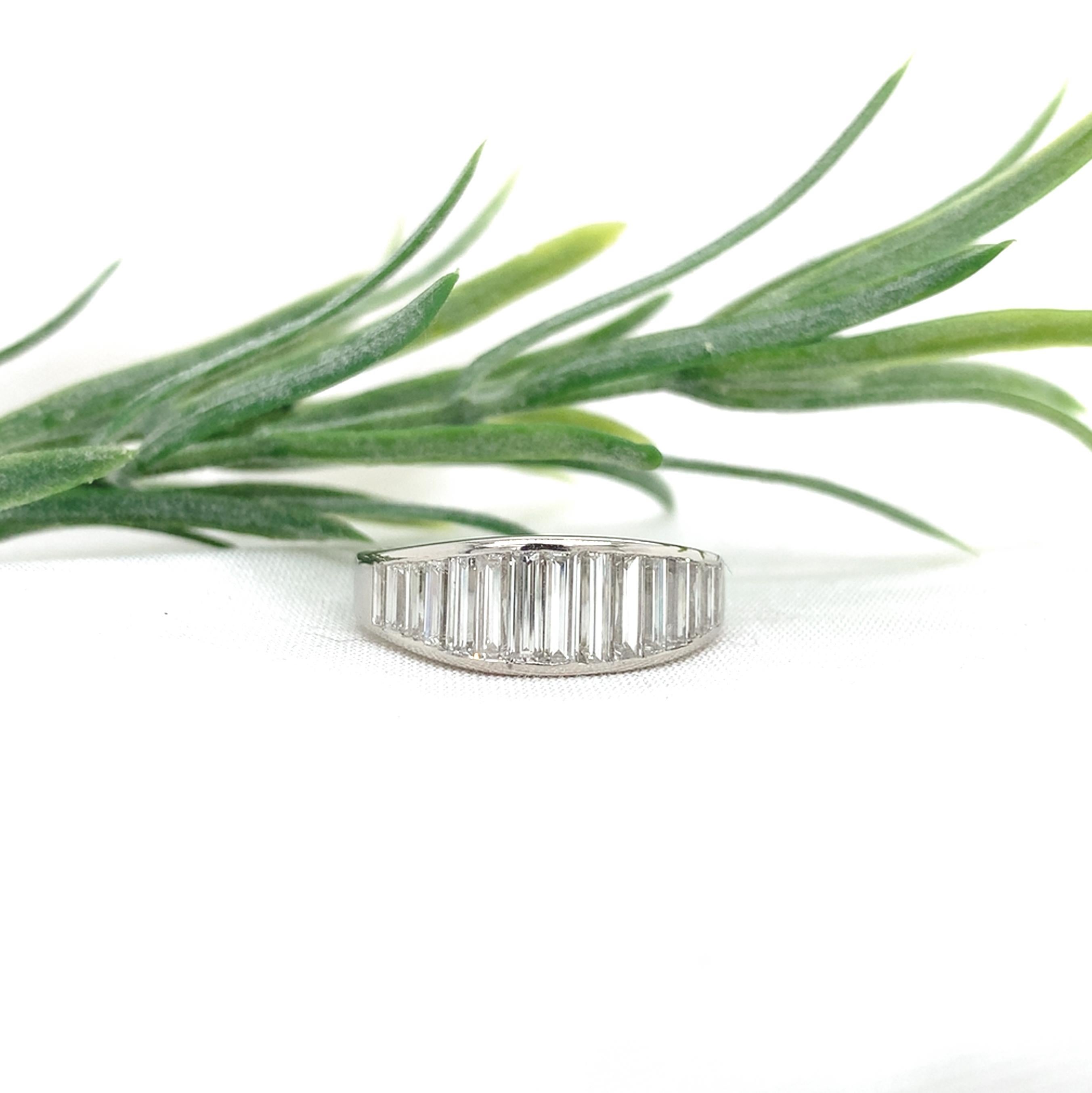 Anneau de mariage en platine avec baguettes longues et diamant de 2 carats torsadés en vente 3