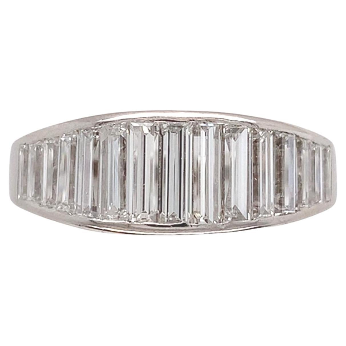 Anneau de mariage en platine avec baguettes longues et diamant de 2 carats torsadés en vente