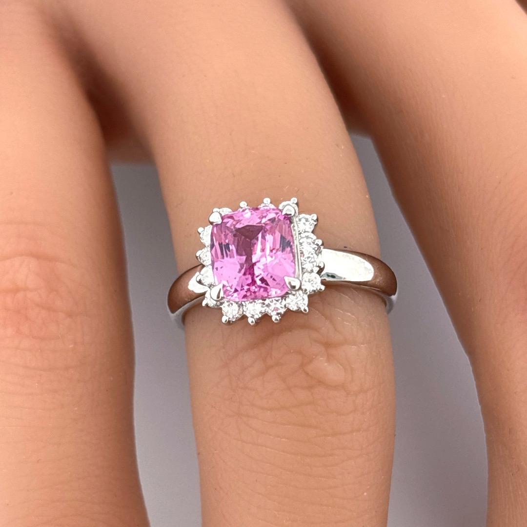 Anello in platino con zaffiro rosa taglio cuscino da 2,01 carati e diamante naturale da 0,24 carati in vendita 4