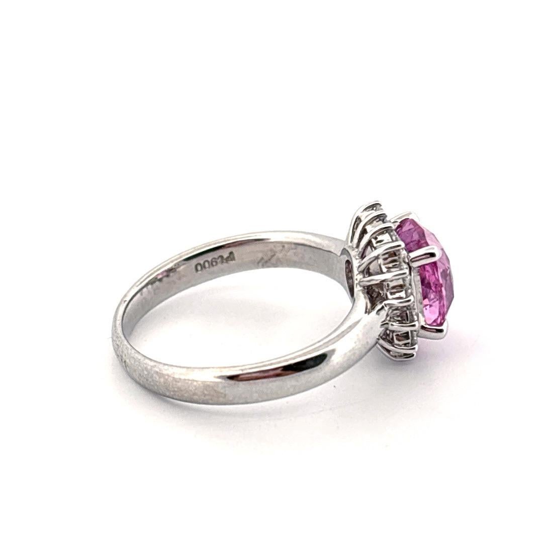 Moderno Anello in platino con zaffiro rosa taglio cuscino da 2,01 carati e diamante naturale da 0,24 carati in vendita