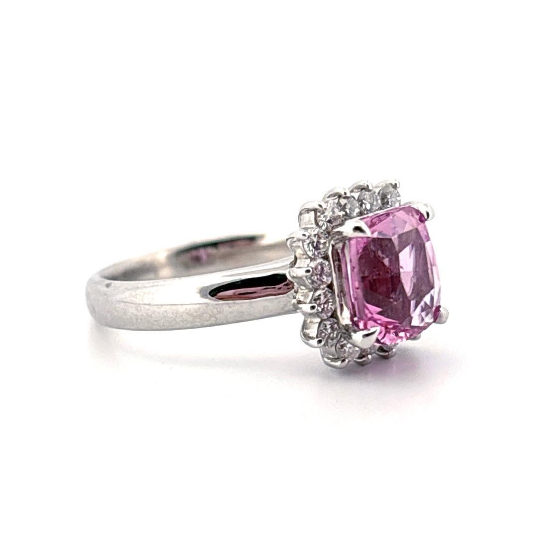 Taglio cuscino Anello in platino con zaffiro rosa taglio cuscino da 2,01 carati e diamante naturale da 0,24 carati in vendita