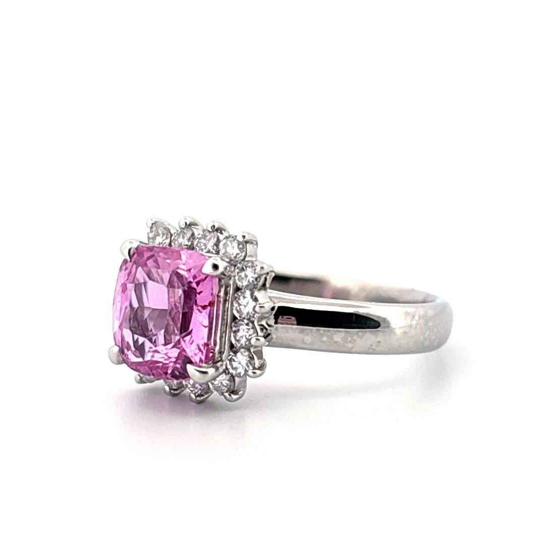 Donna Anello in platino con zaffiro rosa taglio cuscino da 2,01 carati e diamante naturale da 0,24 carati in vendita