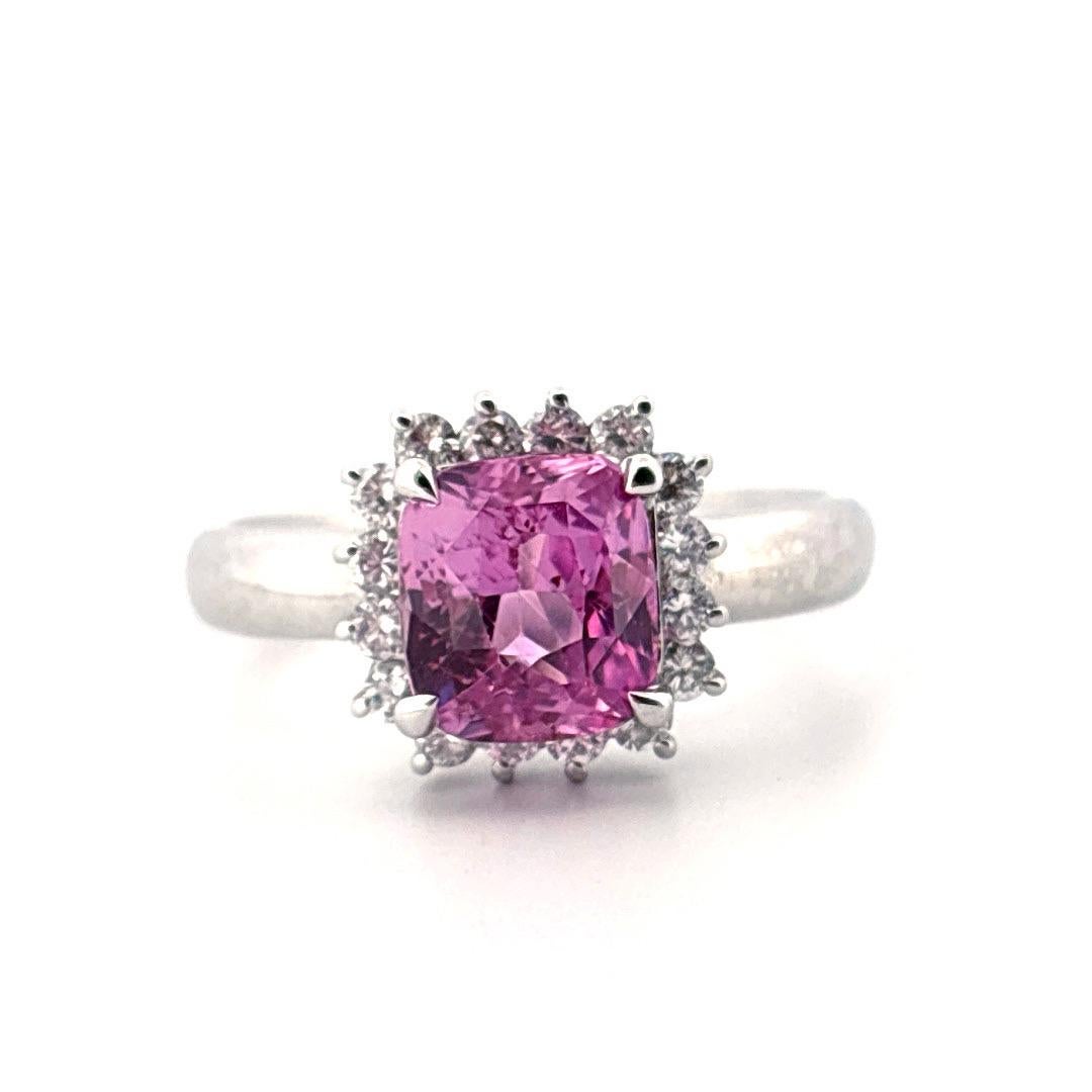 Anello in platino con zaffiro rosa taglio cuscino da 2,01 carati e diamante naturale da 0,24 carati in vendita 1