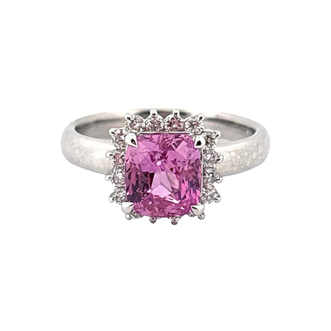 Anello in platino con zaffiro rosa taglio cuscino da 2,01 carati e diamante naturale da 0,24 carati in vendita