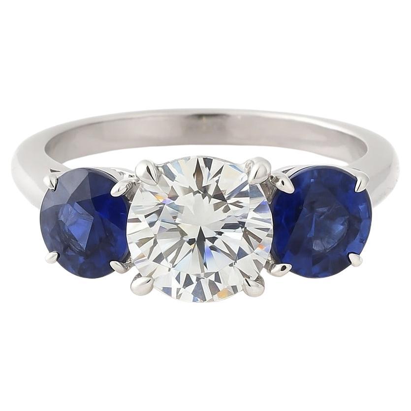 Dreisteiniger Ring aus Platin mit 2,03 Karat Diamanten und Saphiren