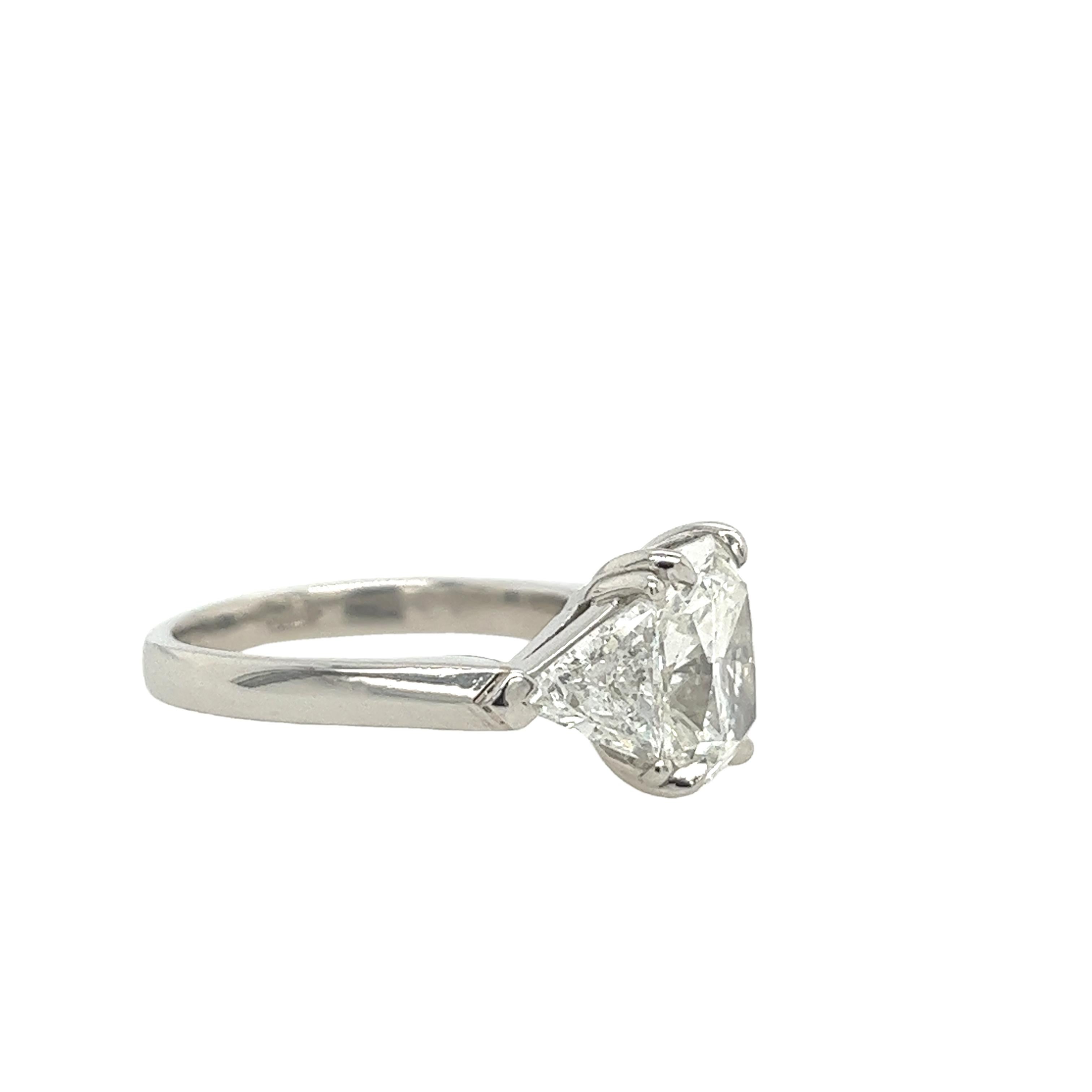 Platinum 2.03ct E/VVS2 Square Modified Diamond Ring & 1.60ct Triangle Diamonds In Excellent Condition For Sale In London, GB
