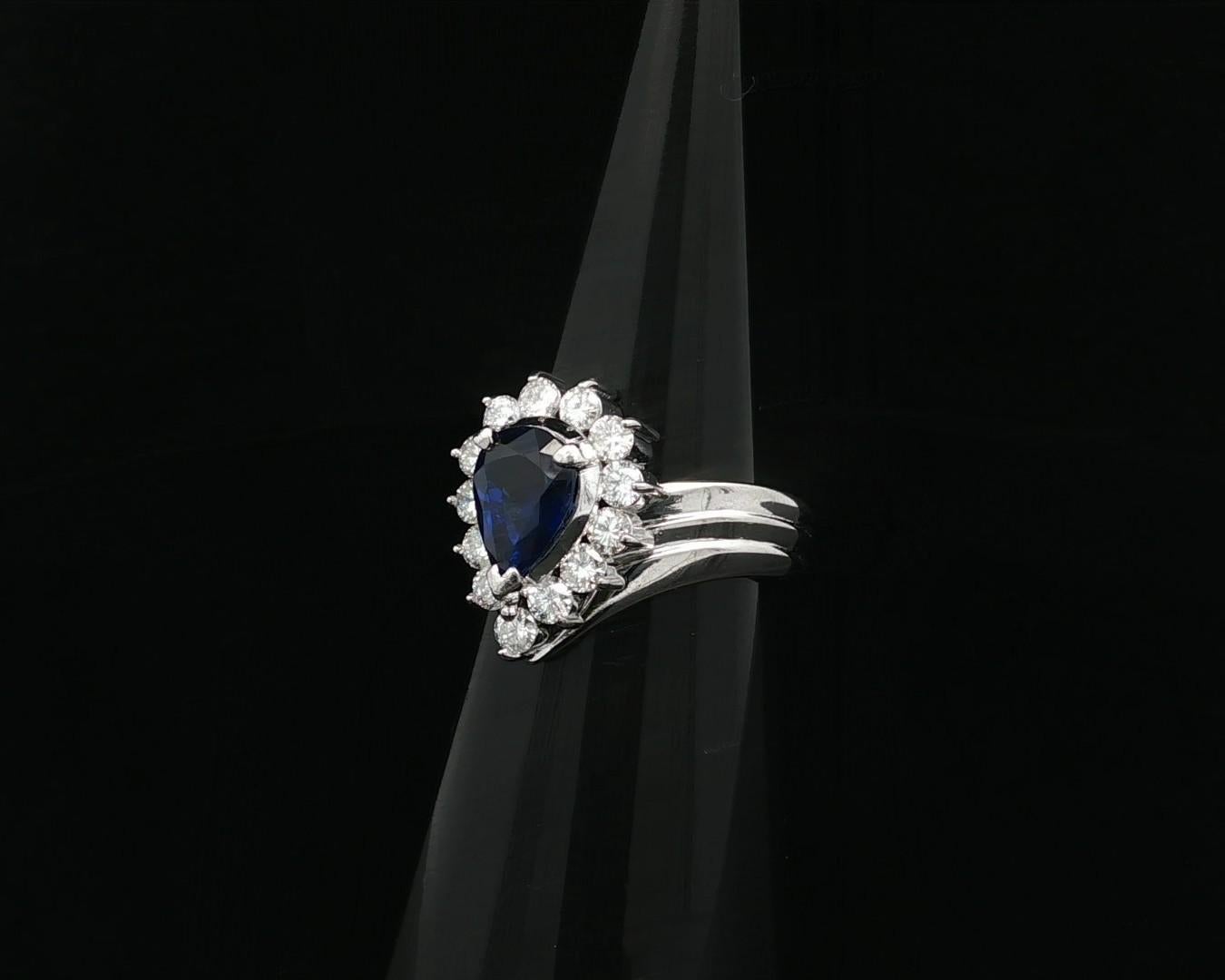 Anillo de platino con zafiro azul pera de 2,06 ctw y halo de diamantes en V Chevron en venta 5