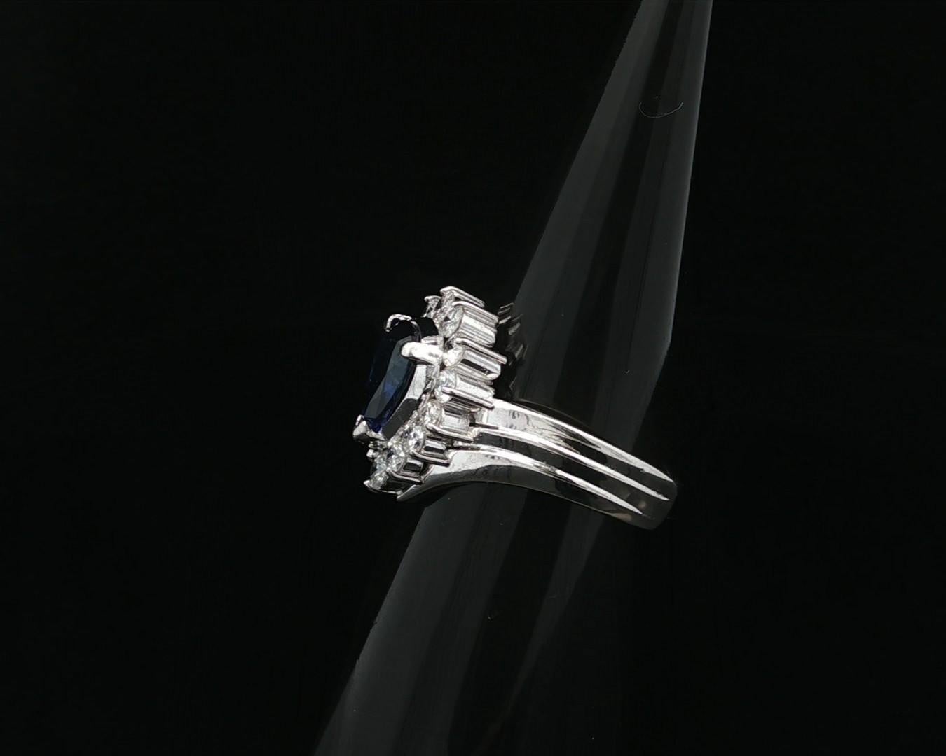 Anillo de platino con zafiro azul pera de 2,06 ctw y halo de diamantes en V Chevron en venta 6