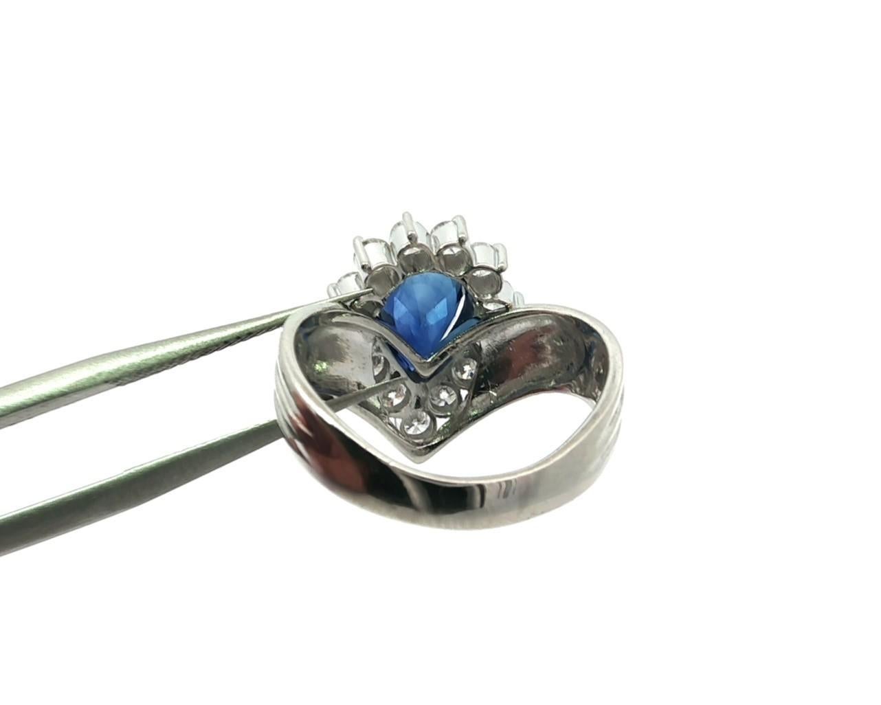 Anillo de platino con zafiro azul pera de 2,06 ctw y halo de diamantes en V Chevron en venta 7