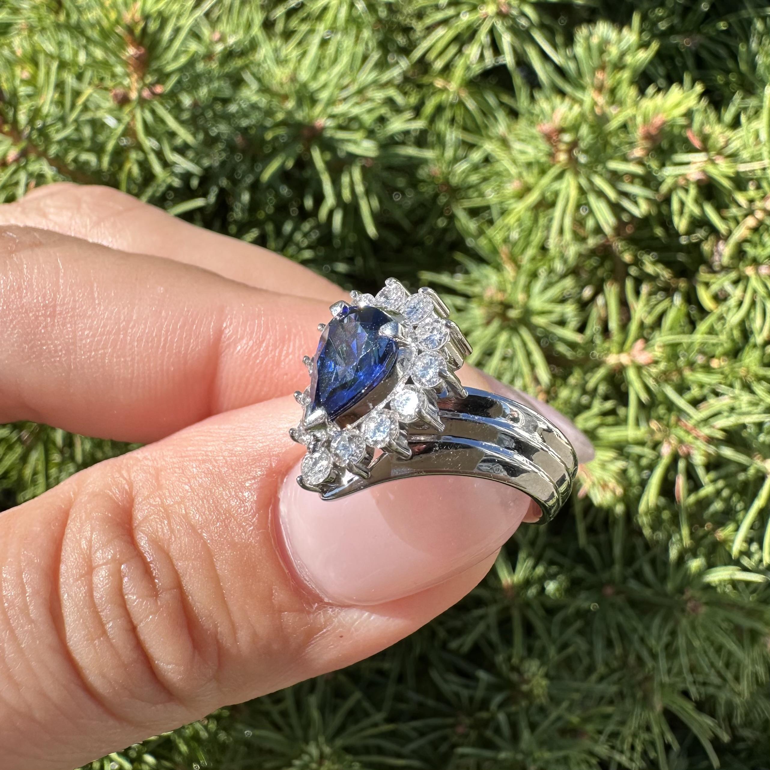 Anillo de platino con zafiro azul pera de 2,06 ctw y halo de diamantes en V Chevron Corte pera en venta