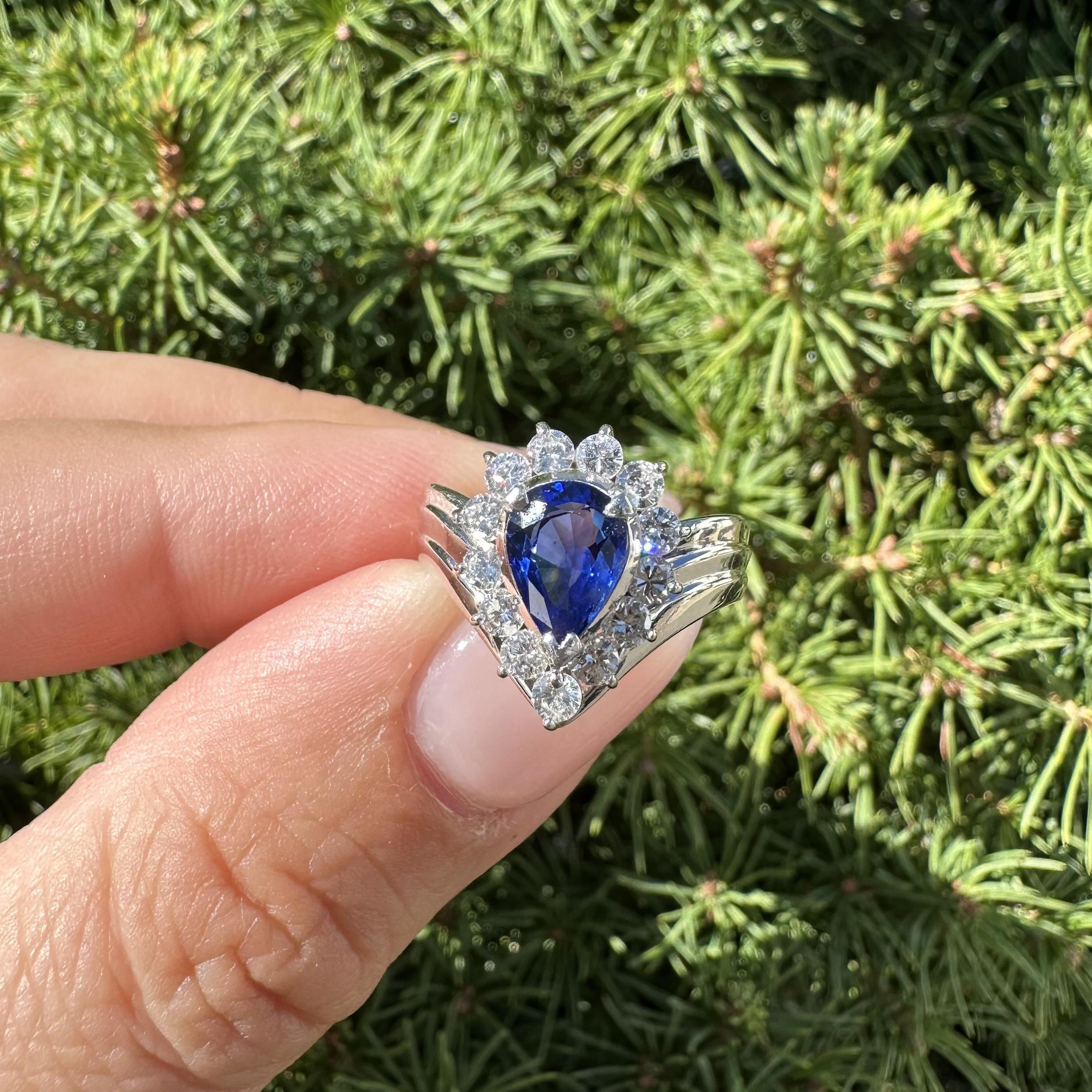 Anillo de platino con zafiro azul pera de 2,06 ctw y halo de diamantes en V Chevron en Bueno estado para la venta en Montclair, NJ