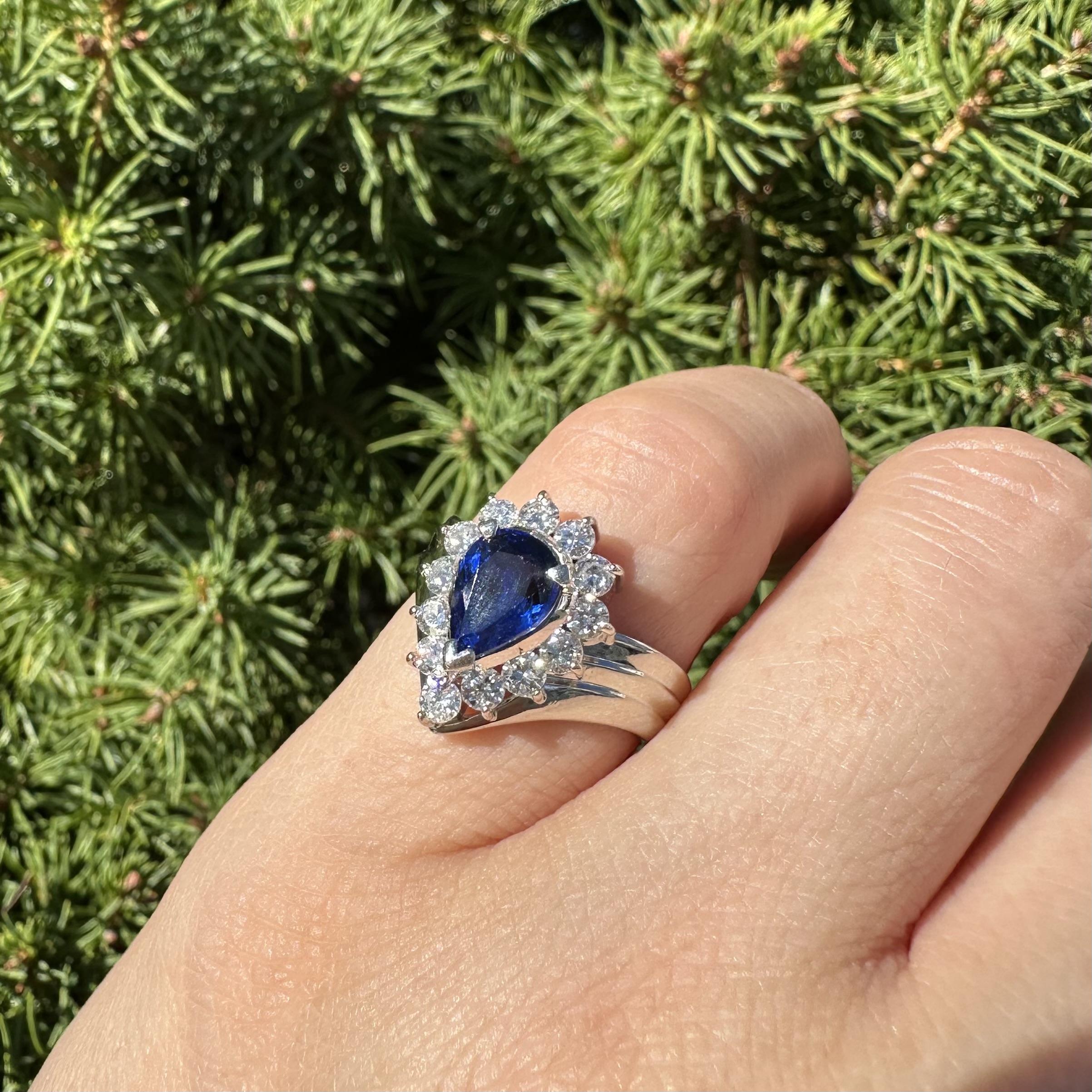 Anillo de platino con zafiro azul pera de 2,06 ctw y halo de diamantes en V Chevron en venta 1