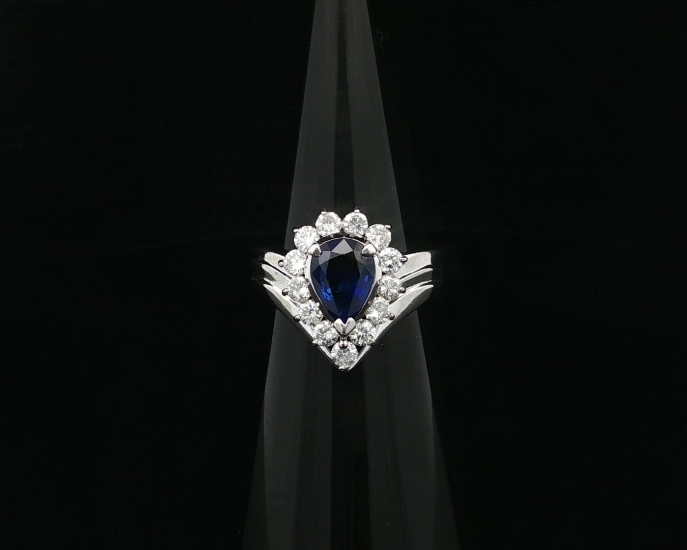 Anillo de platino con zafiro azul pera de 2,06 ctw y halo de diamantes en V Chevron en venta 2