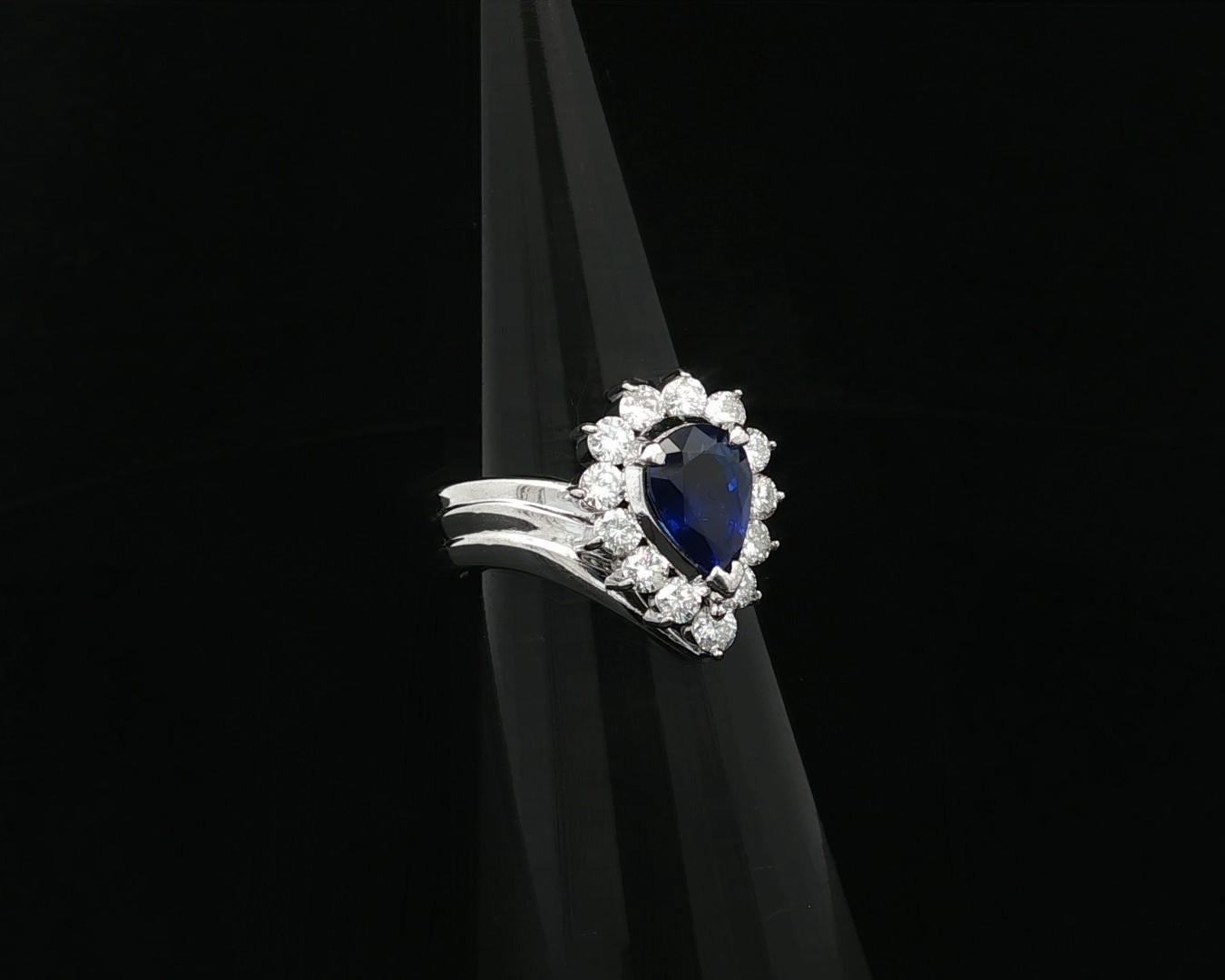 Anillo de platino con zafiro azul pera de 2,06 ctw y halo de diamantes en V Chevron en venta 3