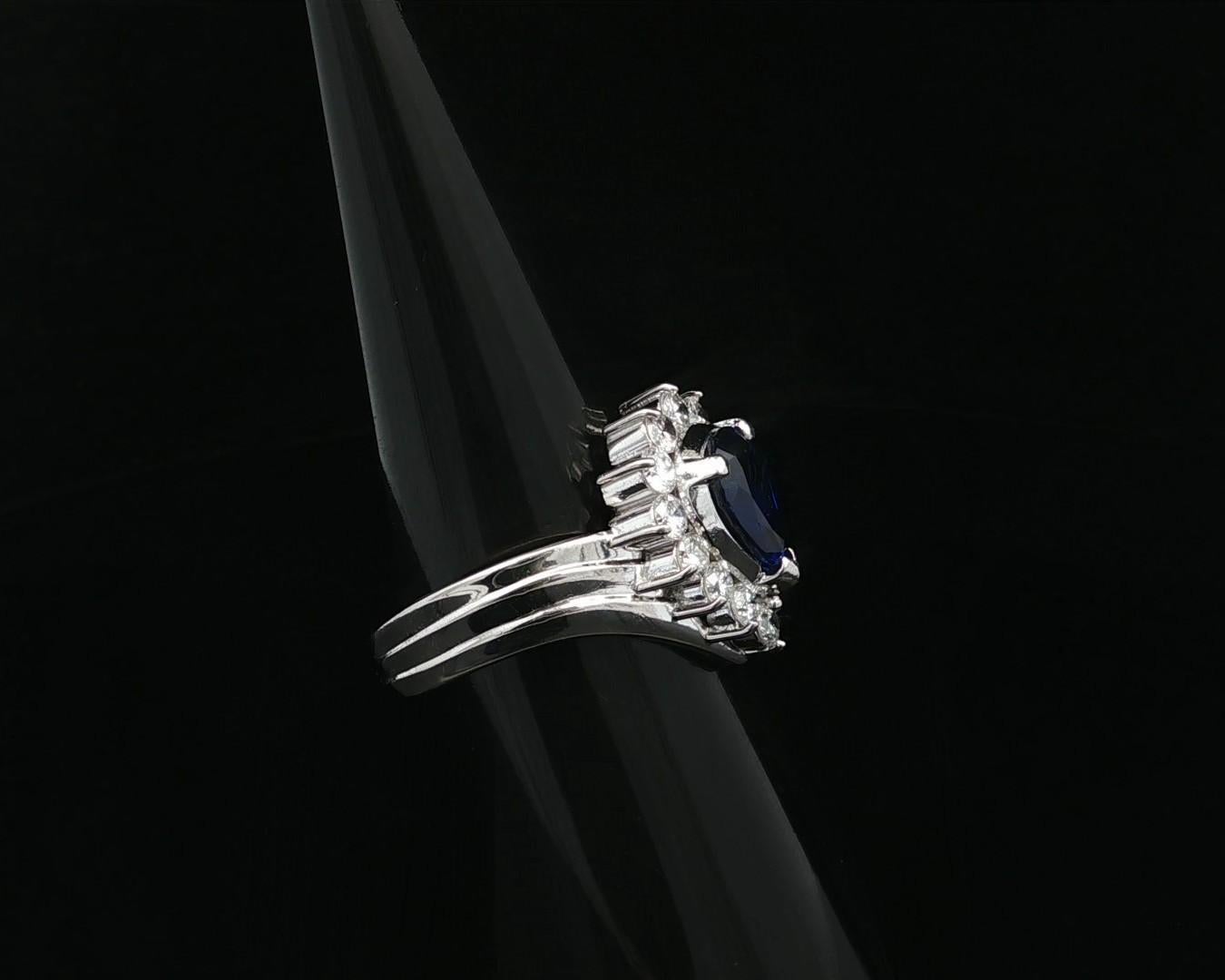 Anillo de platino con zafiro azul pera de 2,06 ctw y halo de diamantes en V Chevron en venta 4