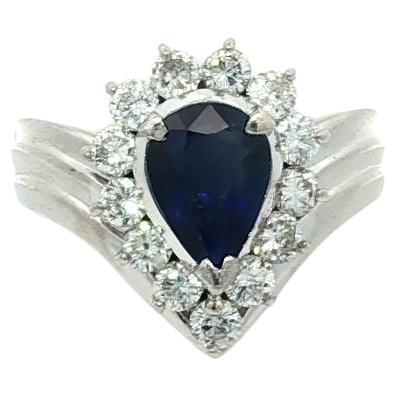 Bague en platine 2.06ctw Pear Royal Blue Sapphire w/ Diamond Halo V Chevron Ring