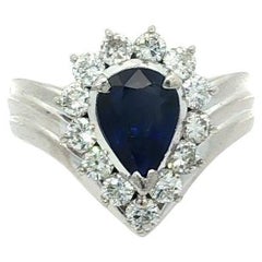 Bague en platine 2.06ctw Pear Royal Blue Sapphire w/ Diamond Halo V Chevron Ring
