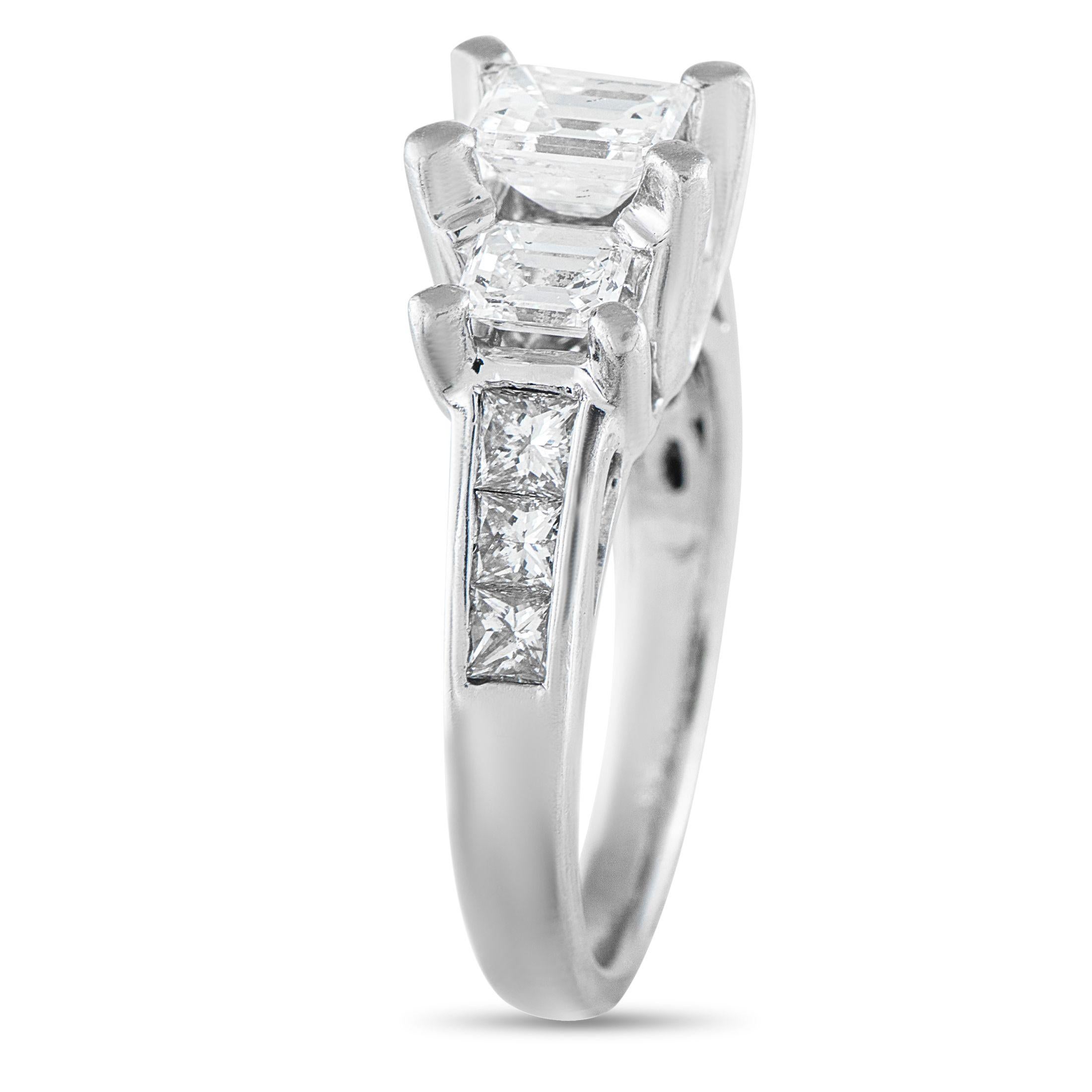 Una classica e pulita incastonatura a tre pietre completa il look elegante di questa fascia in platino. Al centro, in alto, si trova un diamante principale da 0,78 carati F-SI1, affiancato da una coppia di diamanti con taglio a gradini. Le pietre