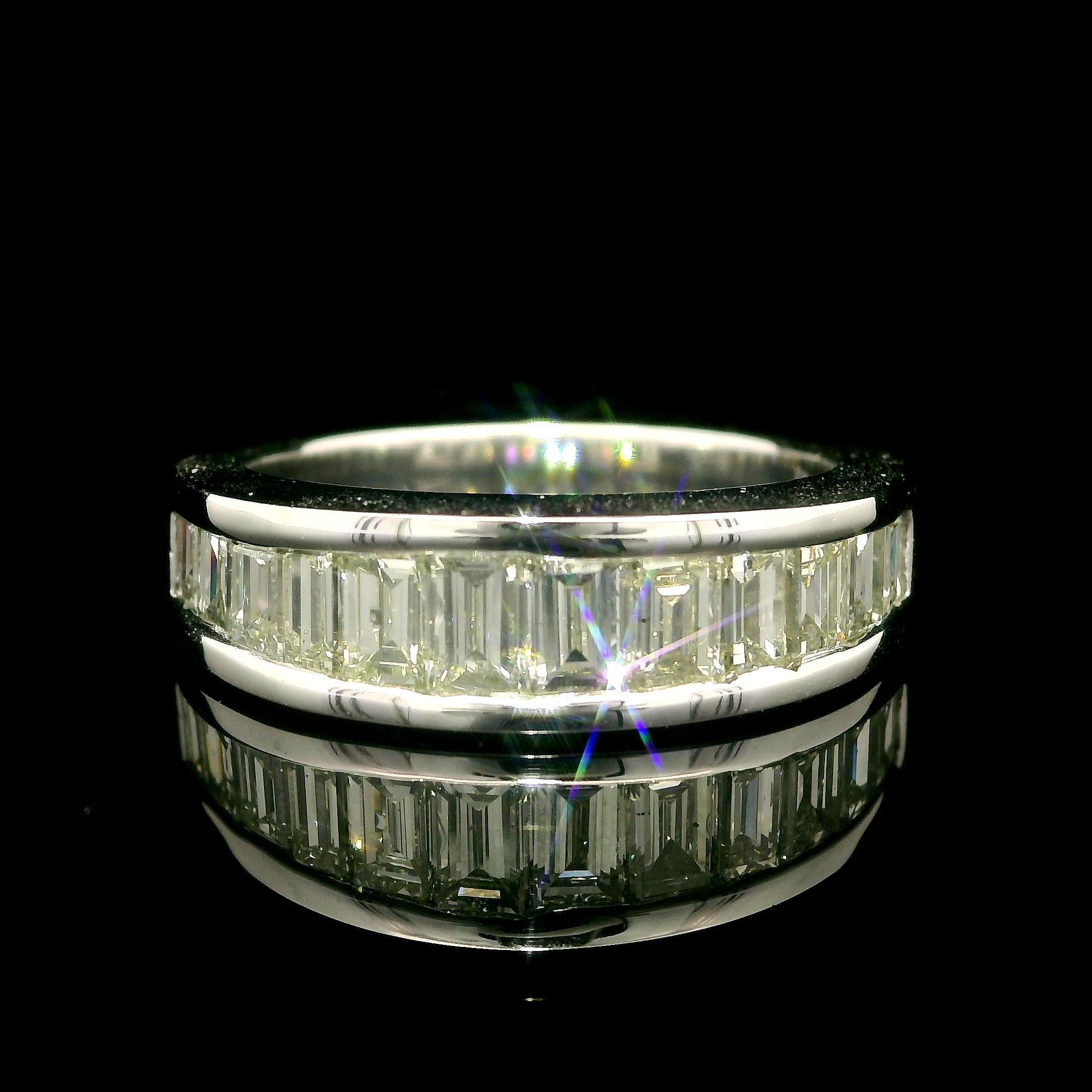 -Piedra(s)-
(12) Diamantes genuinos naturales - talla baguette - engastados en canal - J/K  Color - VS1-VS2 Claridad - 1,5 - 2,0ctw (aprox.)

Material: Platino .900+
Peso: 8,24 gramos
Tamaño del anillo: 6.0 ( ajustado al dedo, ponte en contacto con