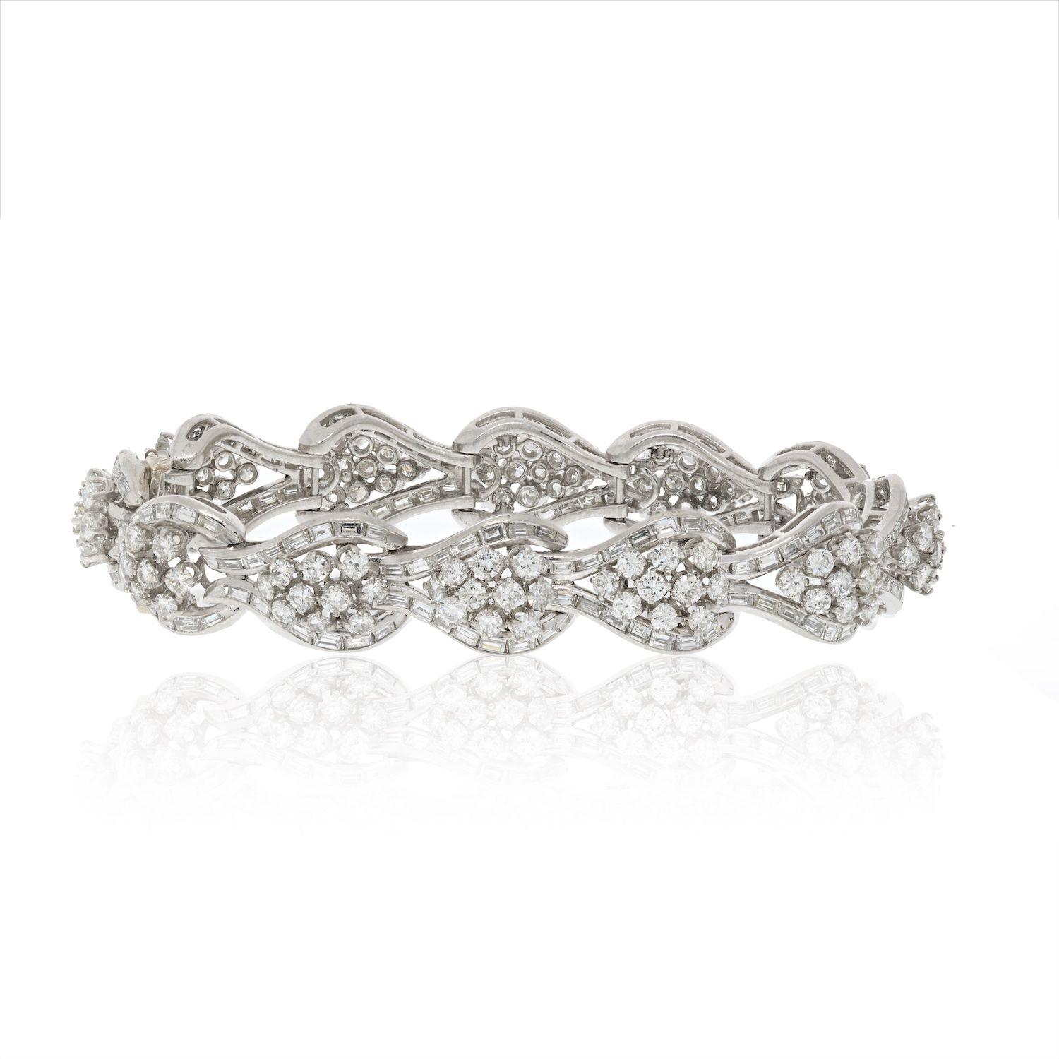 Platinum 22 Carat Round and Baguette Diamond Estate Fine Bracelet In Excellent Condition For Sale In New York, NY