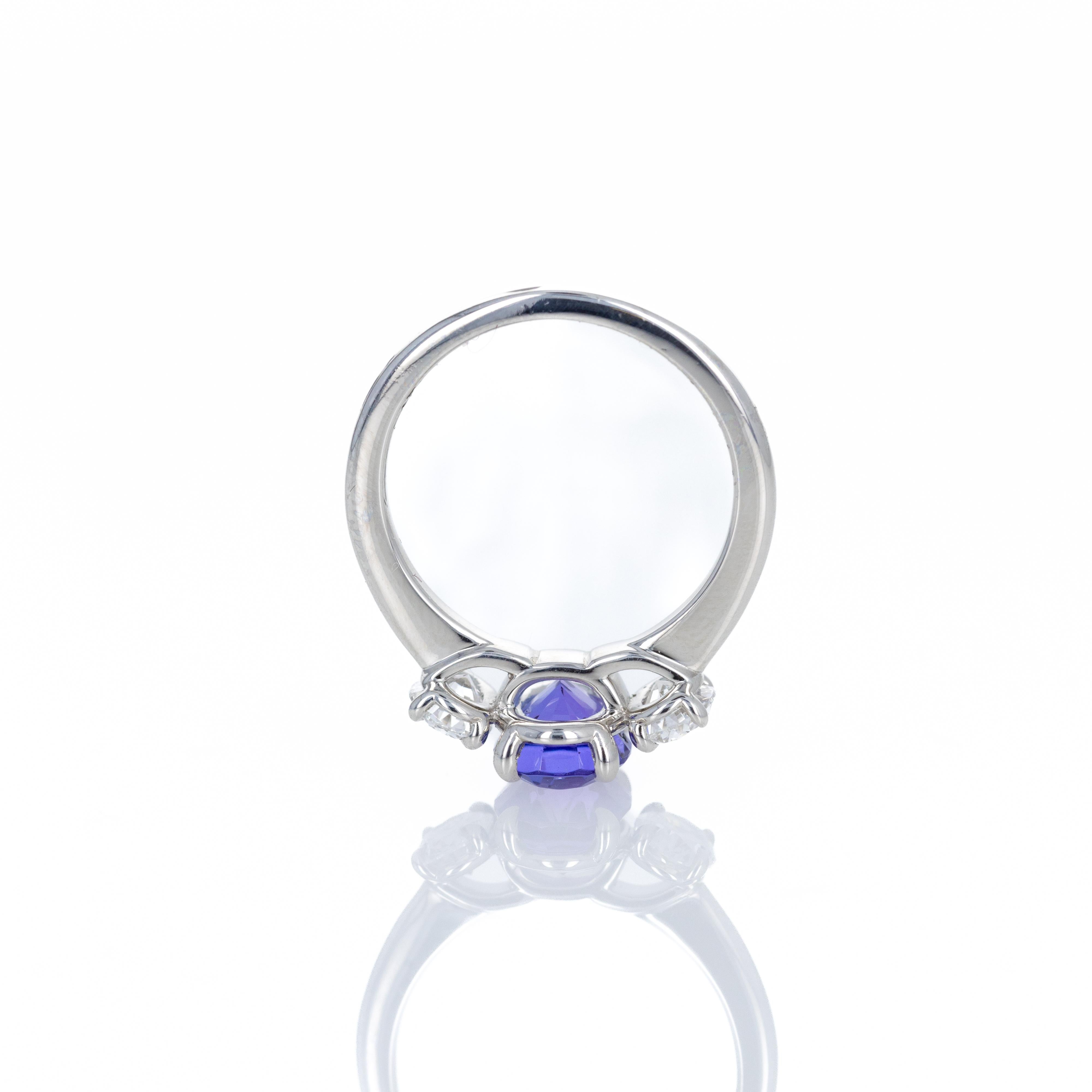 Epoca: Nuovo
Composizione: Platino
Pietra primaria: Tanzanite naturale con taglio ovale
Peso in carati: 2,22 carati
A. Stone: Diamante ovale
Peso in carati: 0,51 carati
Colore/Clarità: D / VVS2
Numero del rapporto GIA: 6402534621
Visualizza il