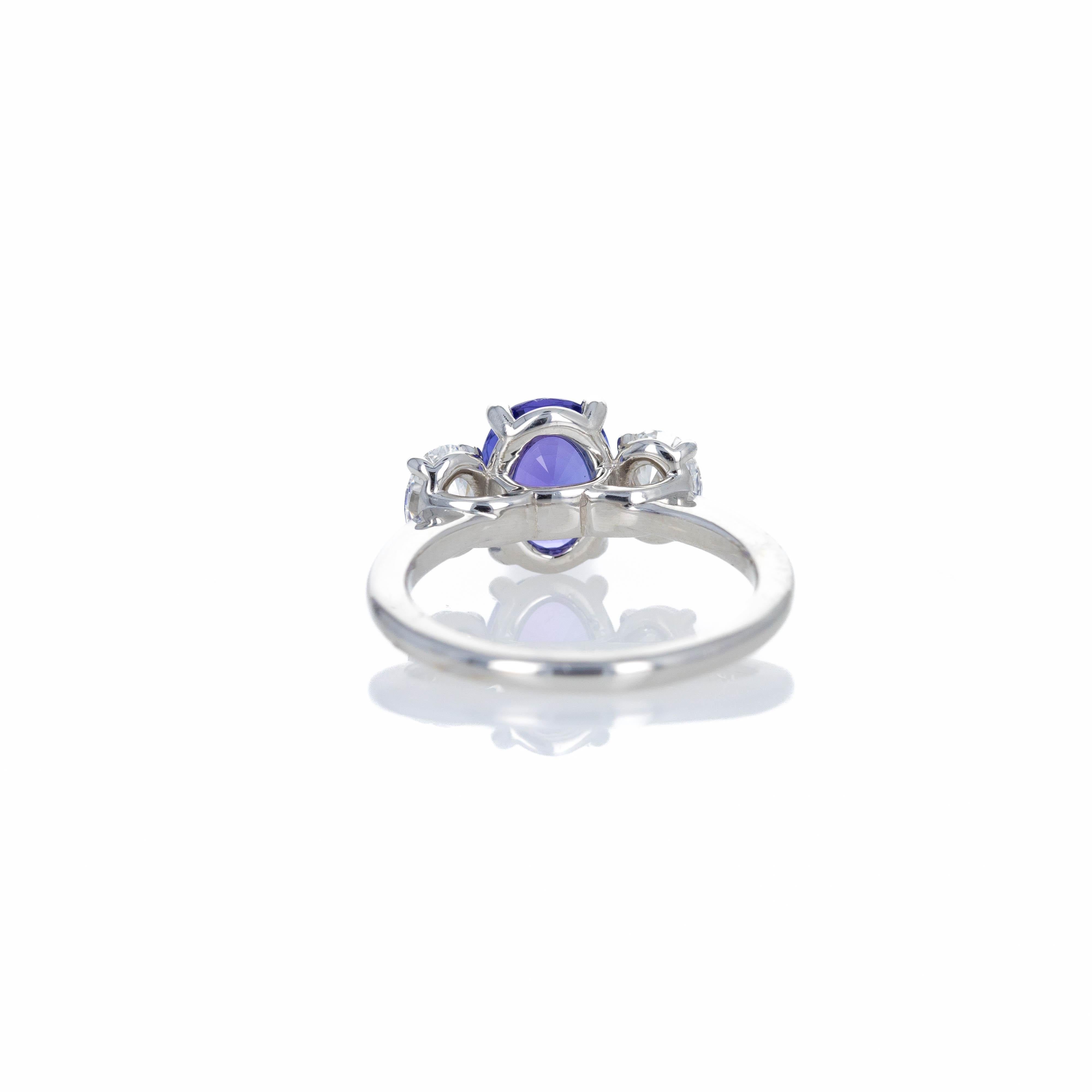 Taglio ovale Anello ovale a tre pietre in platino con diamante tanzanite da 2,22 carati in vendita