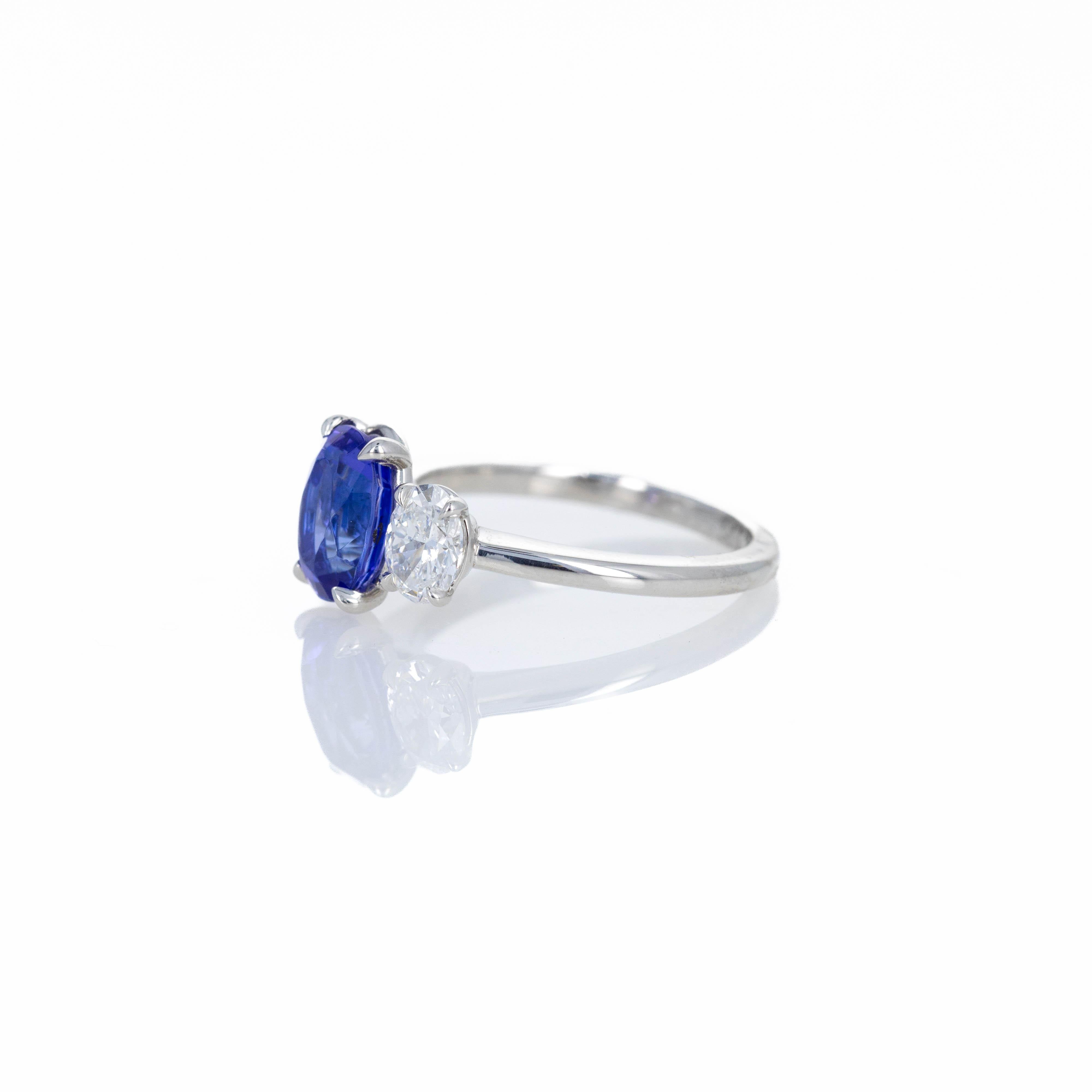 Anello ovale a tre pietre in platino con diamante tanzanite da 2,22 carati In condizioni Nuovo in vendita a Cape May, NJ