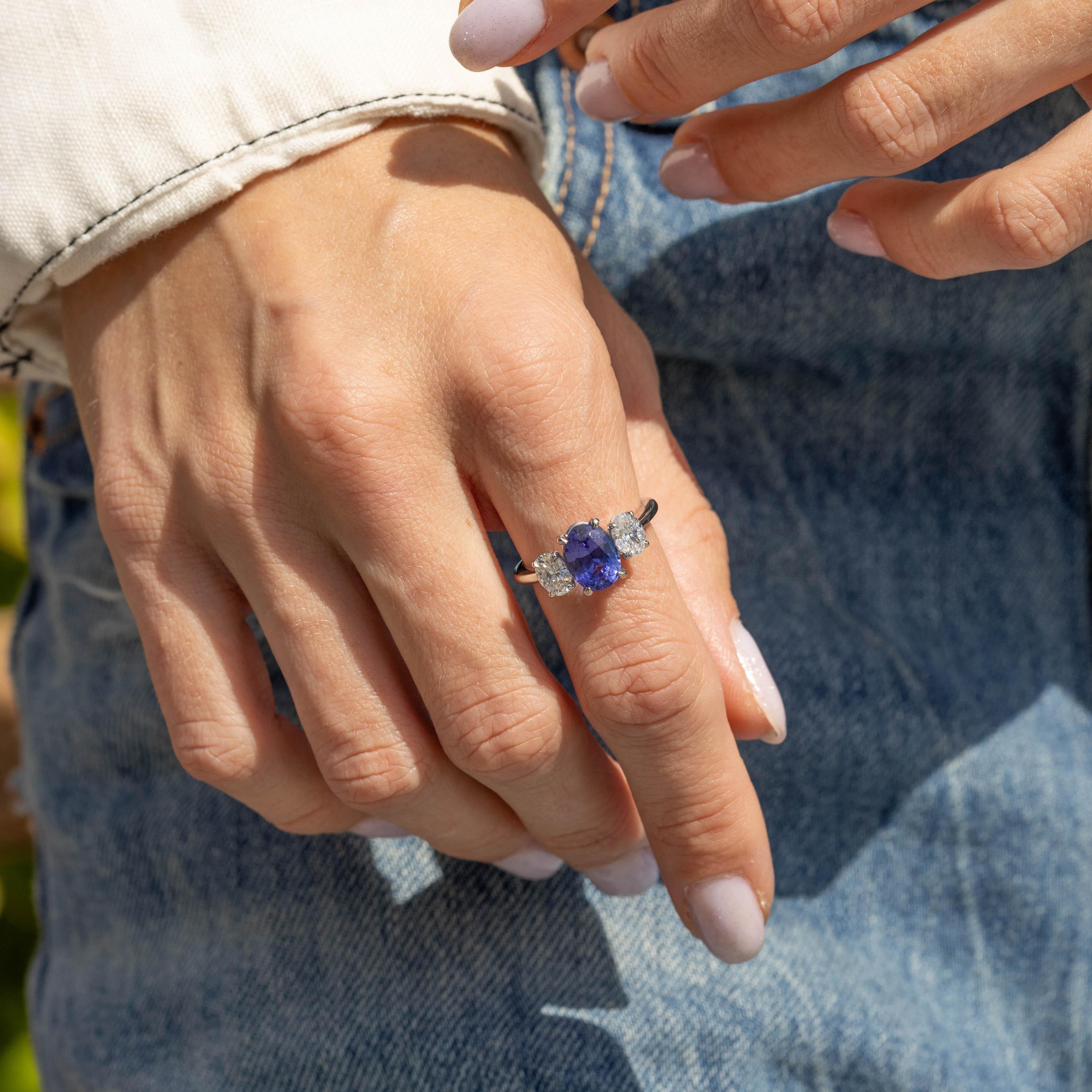Donna Anello ovale a tre pietre in platino con diamante tanzanite da 2,22 carati in vendita