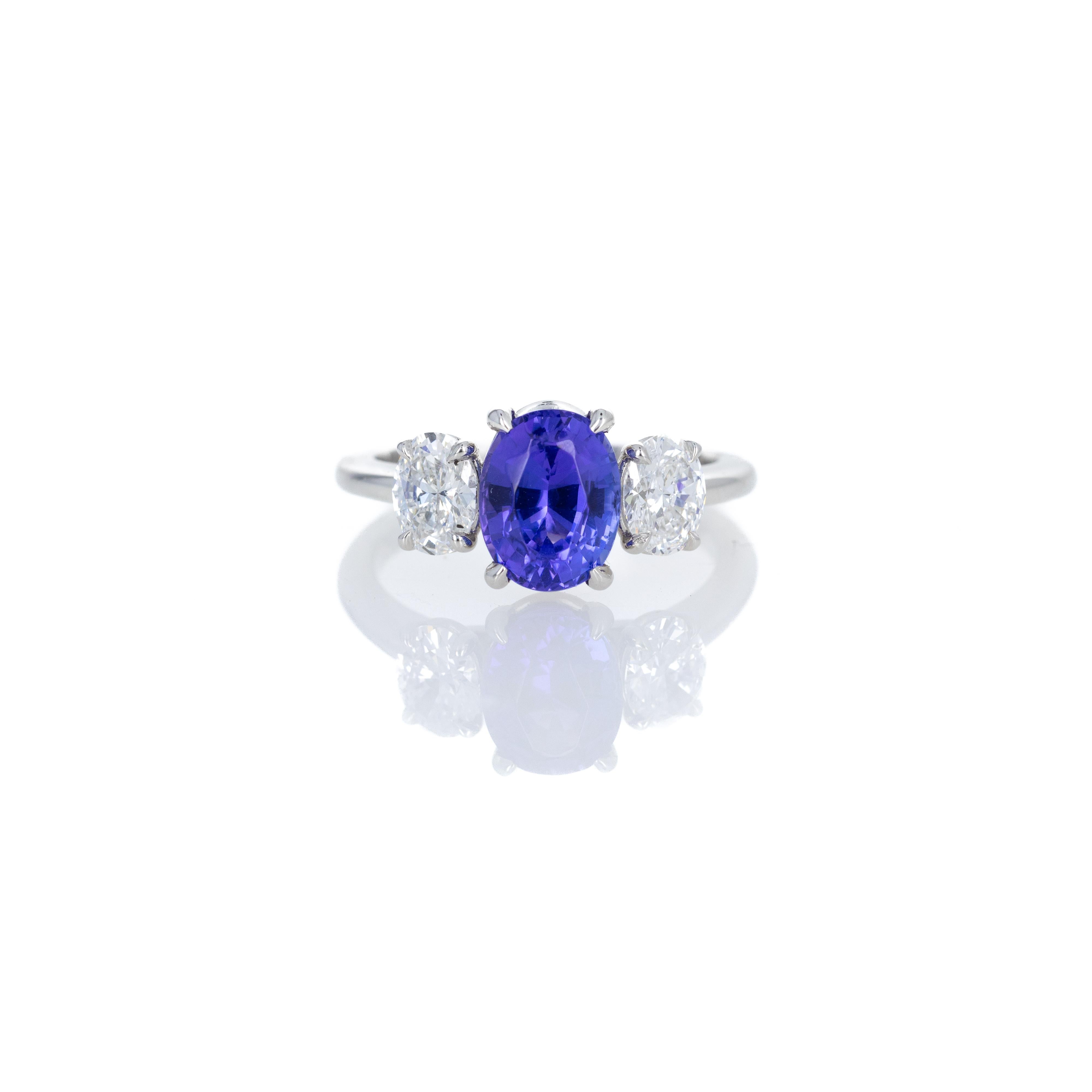 Anello ovale a tre pietre in platino con diamante tanzanite da 2,22 carati in vendita 1