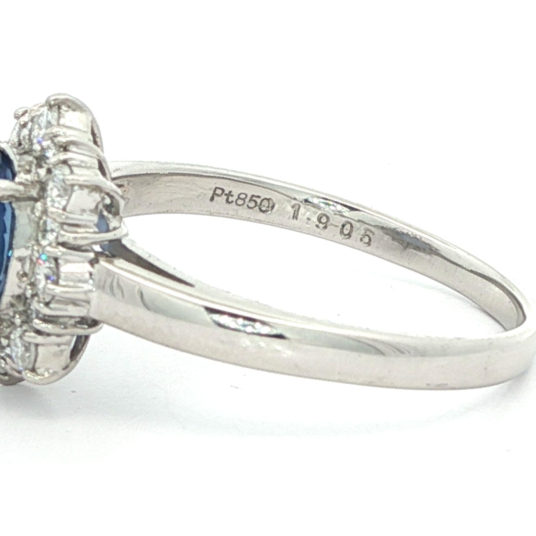 Bague en platine 2.22ctw No Heat Ceylon Oval Sapphire w/ Diamond Flower Halo en vente 5