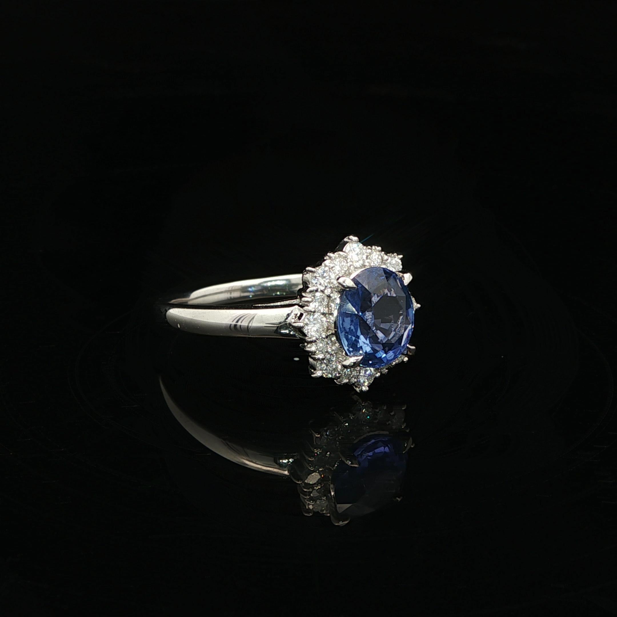 Bague en platine 2.22ctw No Heat Ceylon Oval Sapphire w/ Diamond Flower Halo en vente 7