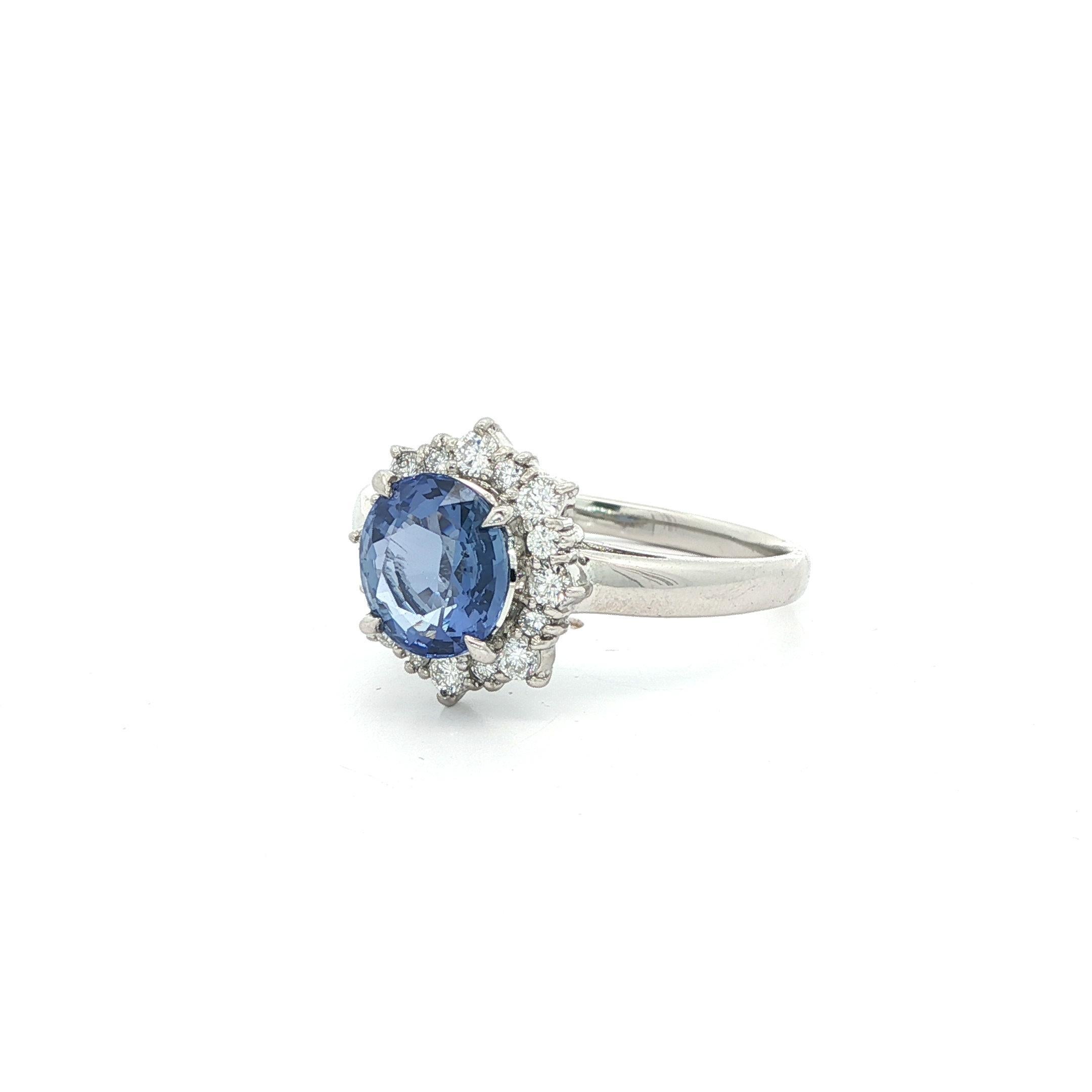 Bague en platine 2.22ctw No Heat Ceylon Oval Sapphire w/ Diamond Flower Halo en vente 8