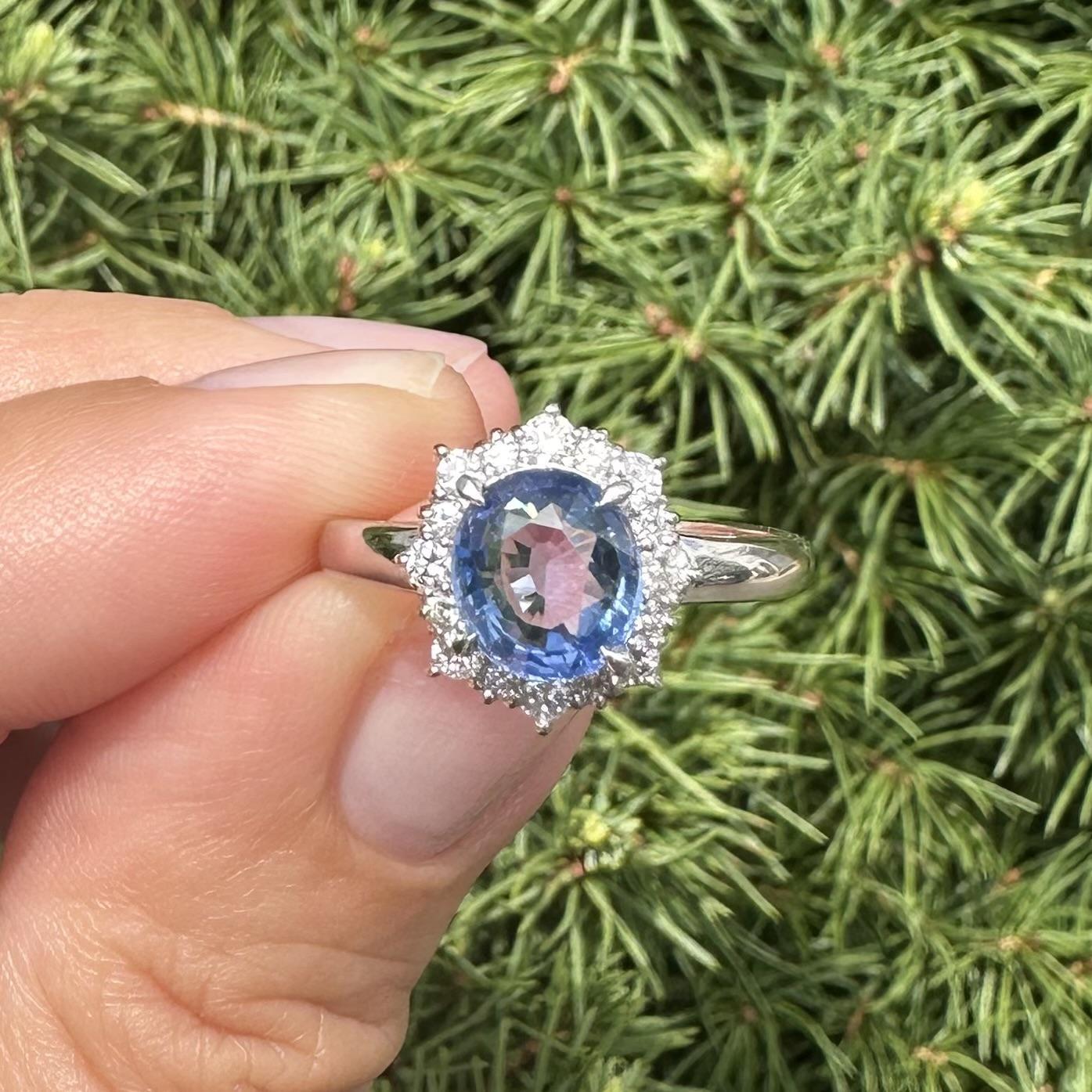 Bague en platine 2.22ctw No Heat Ceylon Oval Sapphire w/ Diamond Flower Halo en vente 10