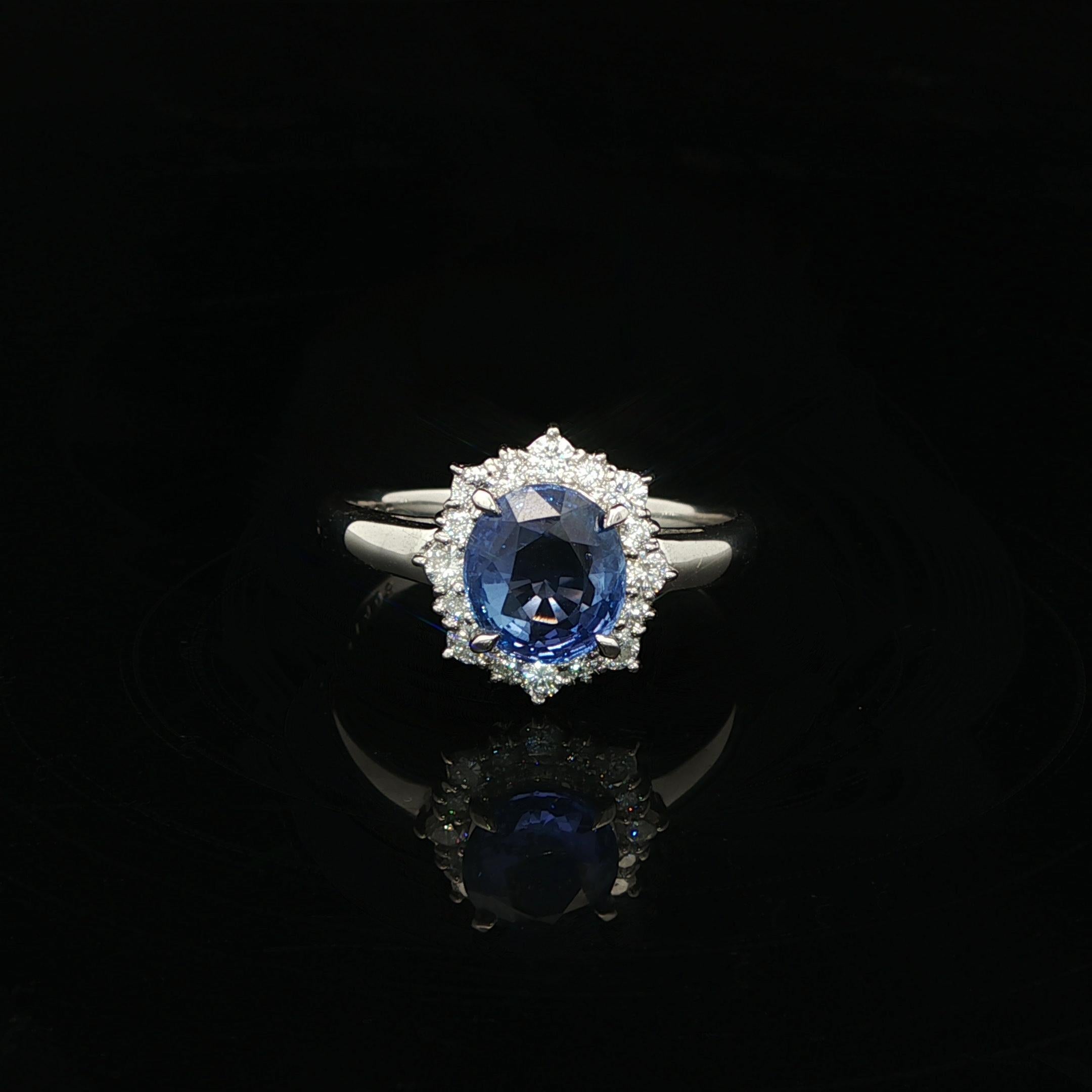 Bague en platine 2.22ctw No Heat Ceylon Oval Sapphire w/ Diamond Flower Halo en vente 11