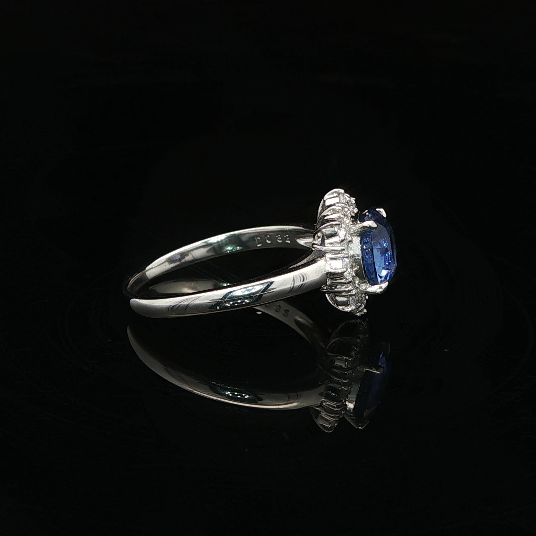 --Pierre(s) :...
(1) Saphir véritable naturel - taille ovale brillante - serti - belle couleur - couleur bleue - pas de chaleur - propre - Ceylan - 1.90ct (exact)
** Voir les détails de la certification ci-dessous pour des informations
