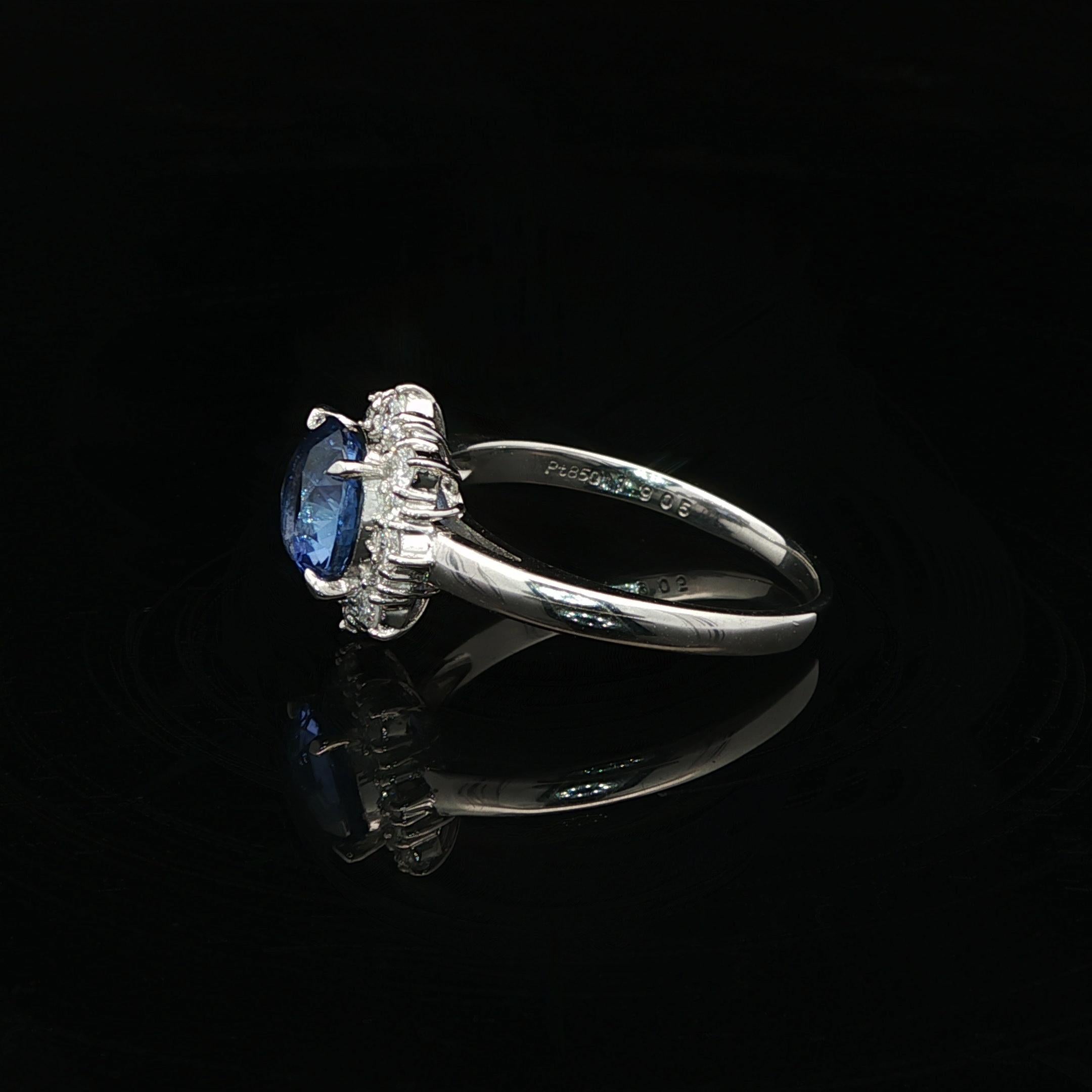 Taille brillant Bague en platine 2.22ctw No Heat Ceylon Oval Sapphire w/ Diamond Flower Halo en vente