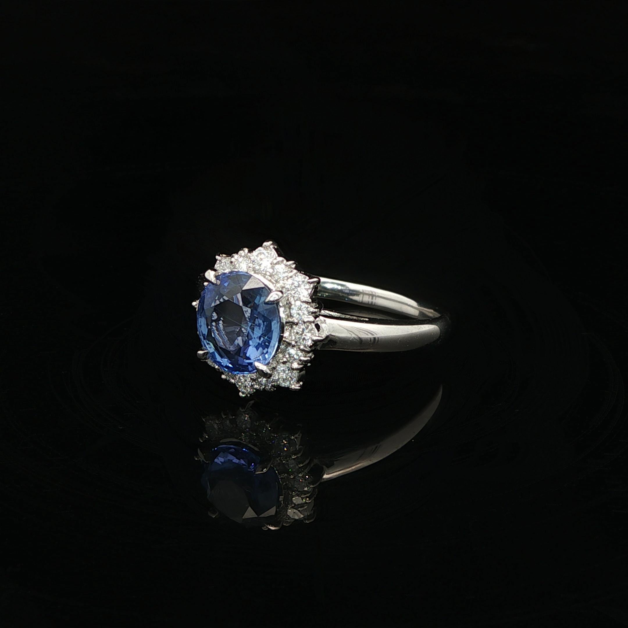 Bague en platine 2.22ctw No Heat Ceylon Oval Sapphire w/ Diamond Flower Halo Excellent état - En vente à Montclair, NJ