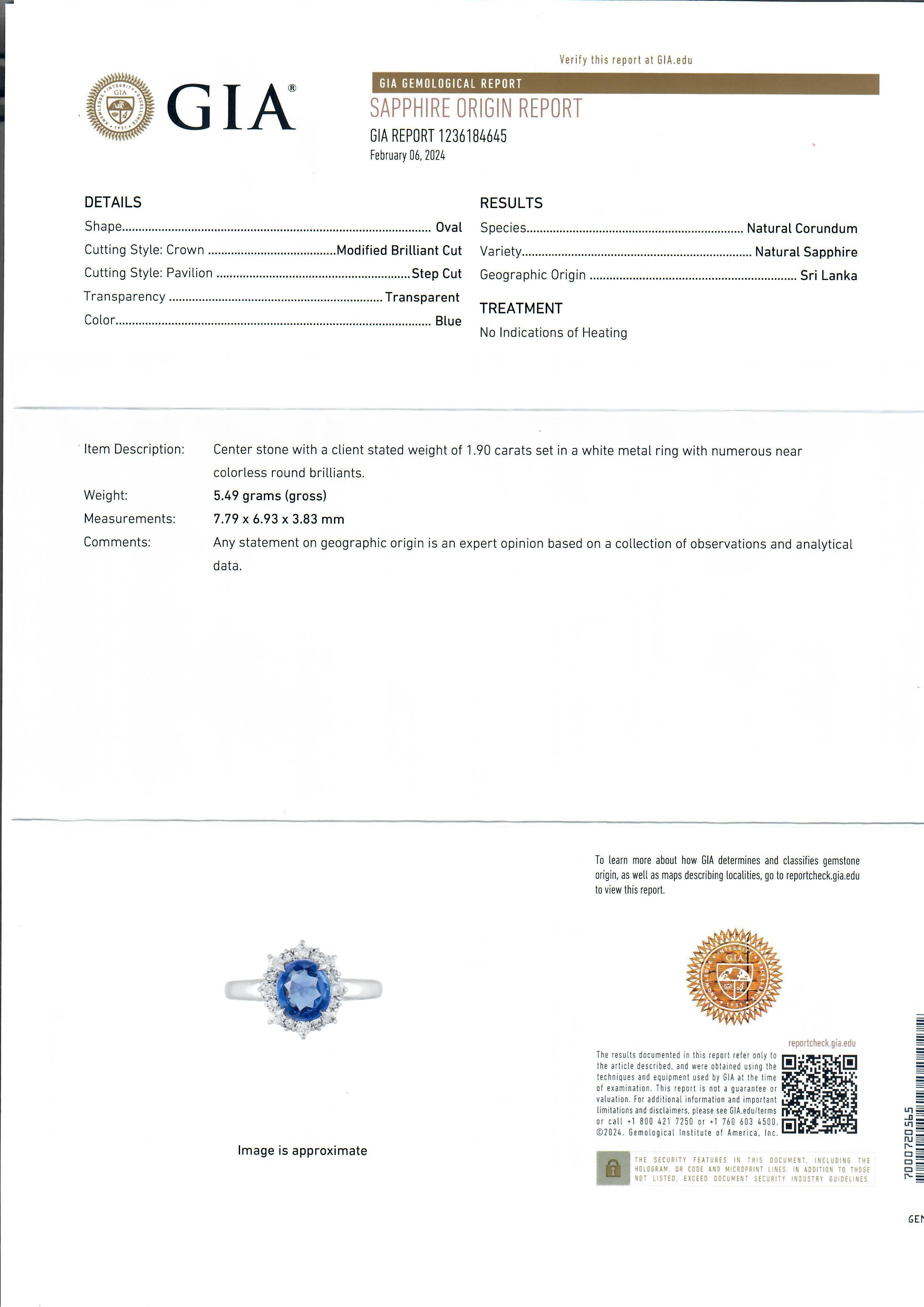 Bague en platine 2.22ctw No Heat Ceylon Oval Sapphire w/ Diamond Flower Halo Pour femmes en vente