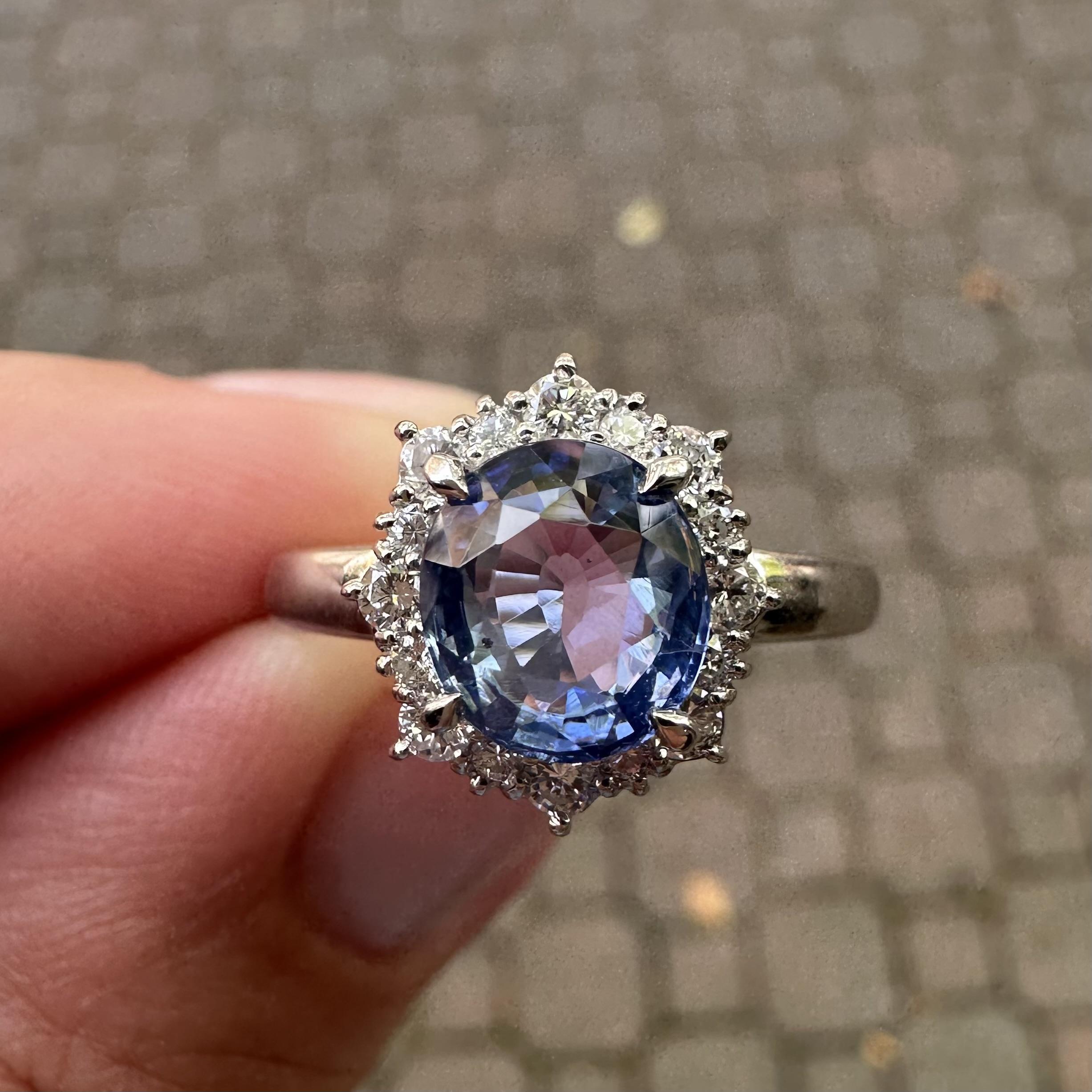 Bague en platine 2.22ctw No Heat Ceylon Oval Sapphire w/ Diamond Flower Halo en vente 1