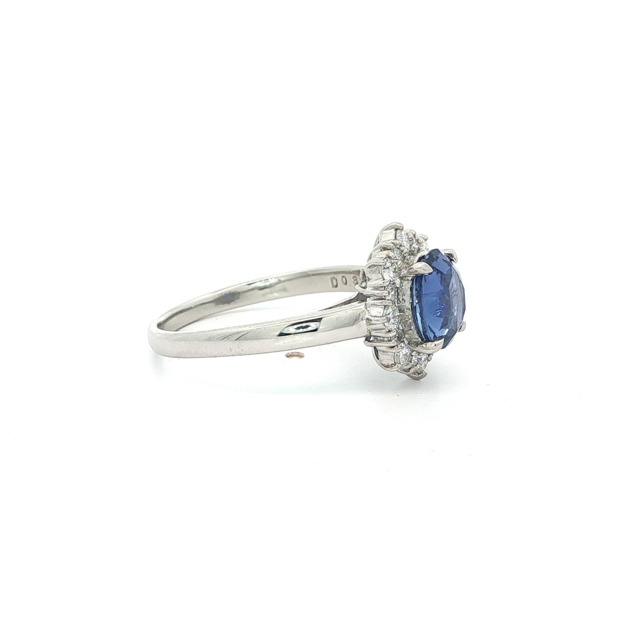 Bague en platine 2.22ctw No Heat Ceylon Oval Sapphire w/ Diamond Flower Halo en vente 2