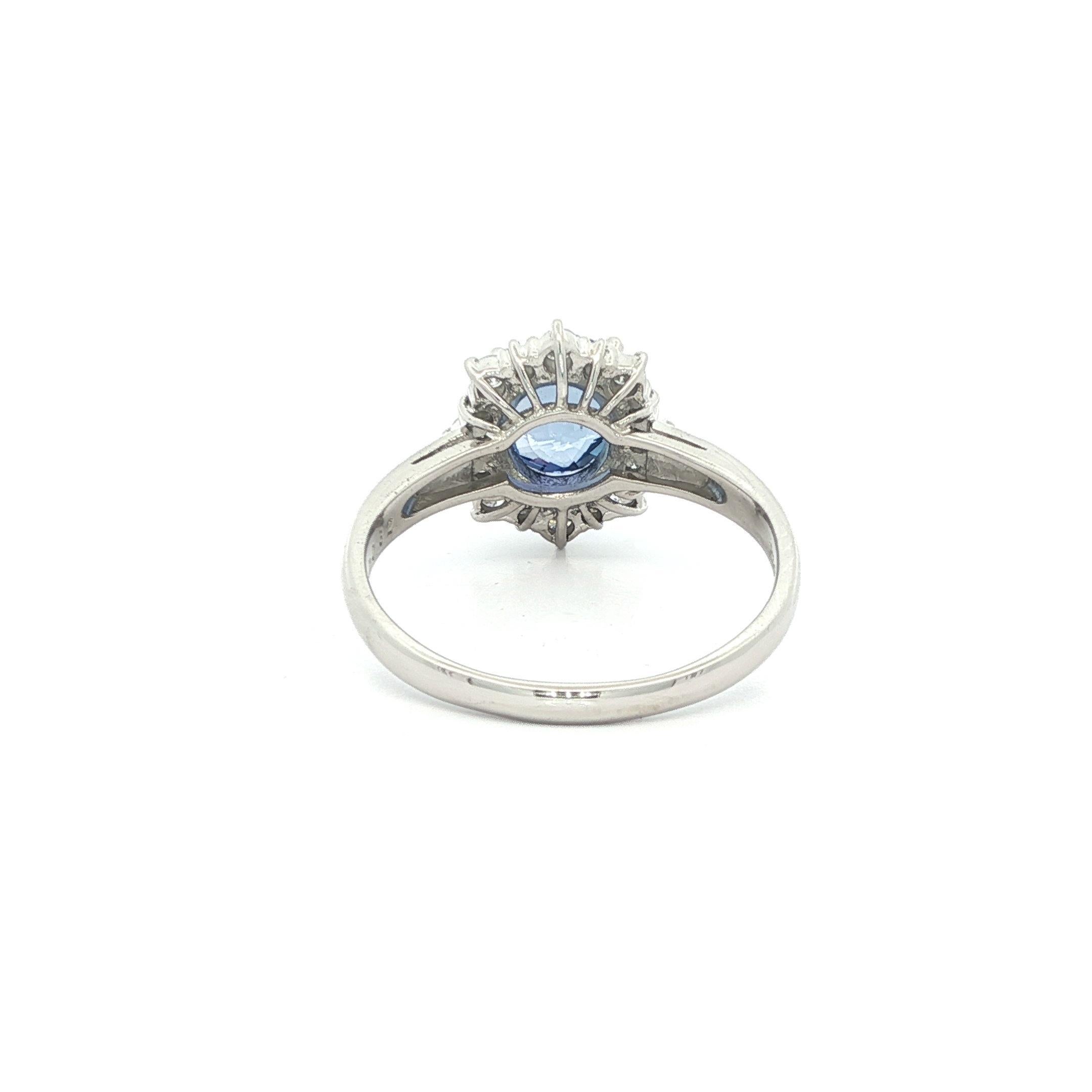 Bague en platine 2.22ctw No Heat Ceylon Oval Sapphire w/ Diamond Flower Halo en vente 3