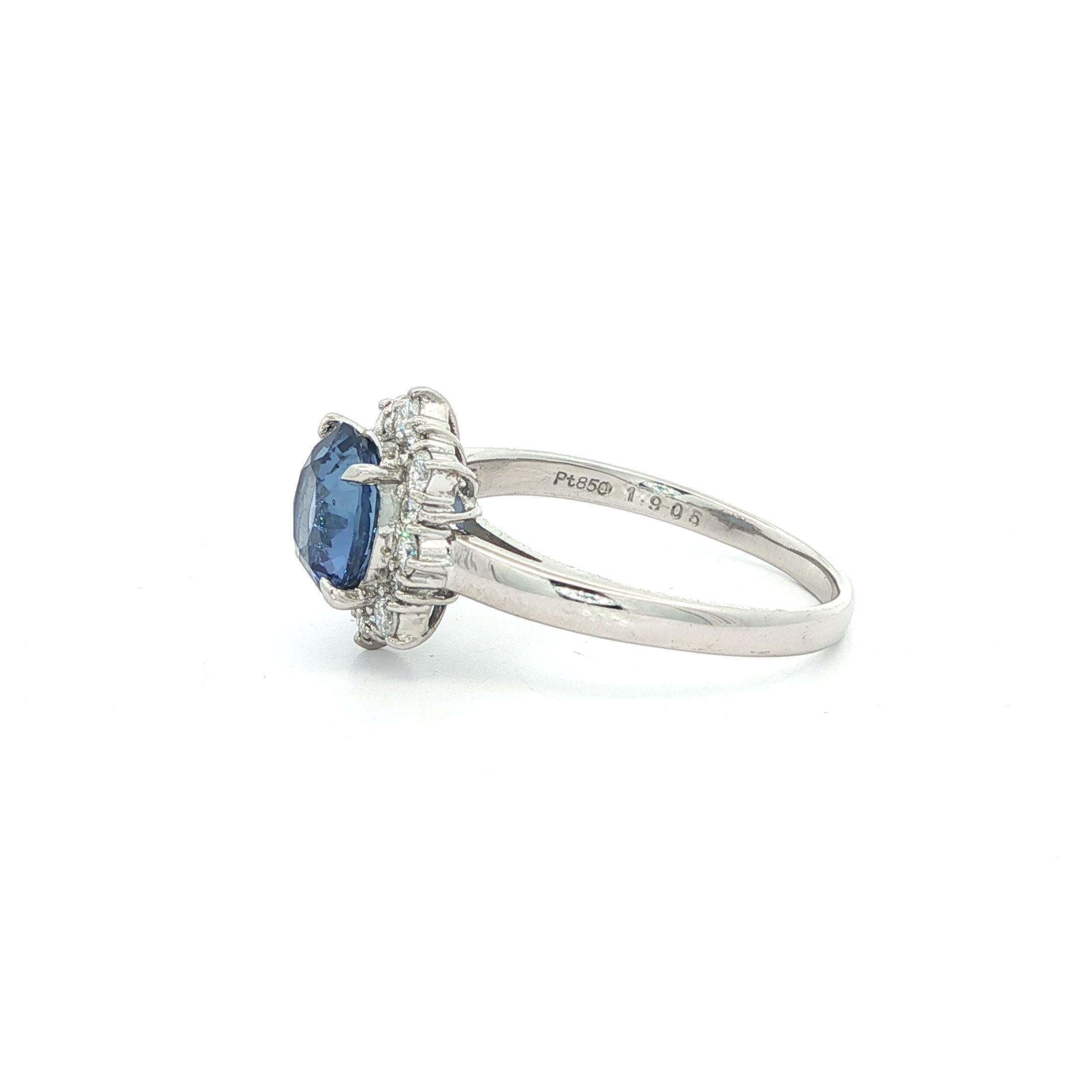 Bague en platine 2.22ctw No Heat Ceylon Oval Sapphire w/ Diamond Flower Halo en vente 4