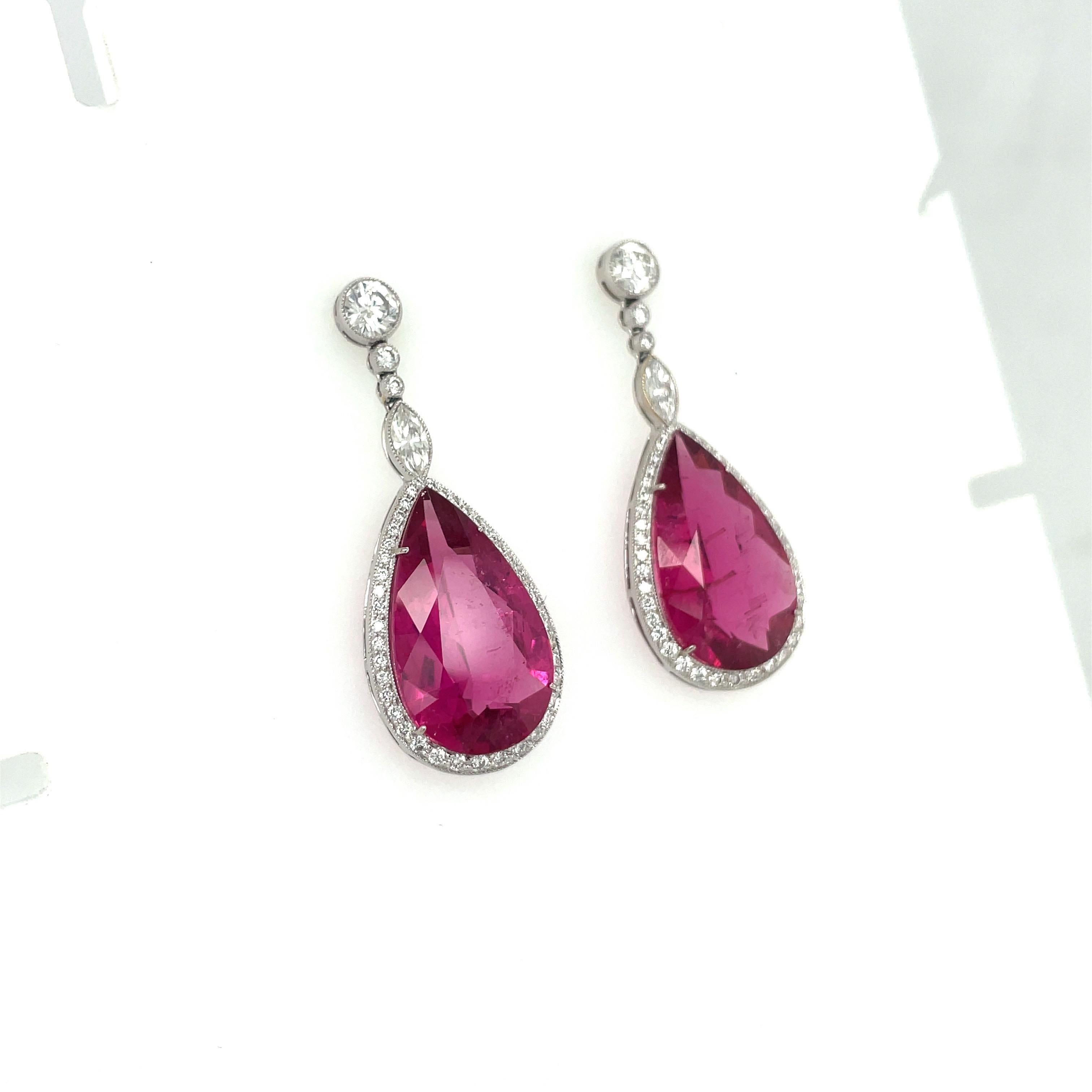 Contemporain Platine 22,36 carats. Boucles d'oreilles en goutte en rubellite en forme de poire de 1,83 carat. Diamants en vente