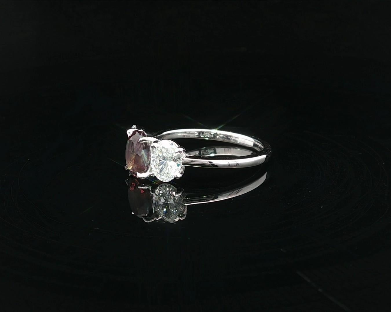 Bague ovale en platine 2.23ctw AGL Best Color Change Brazil Alexandrite Diamond 3 en vente 1