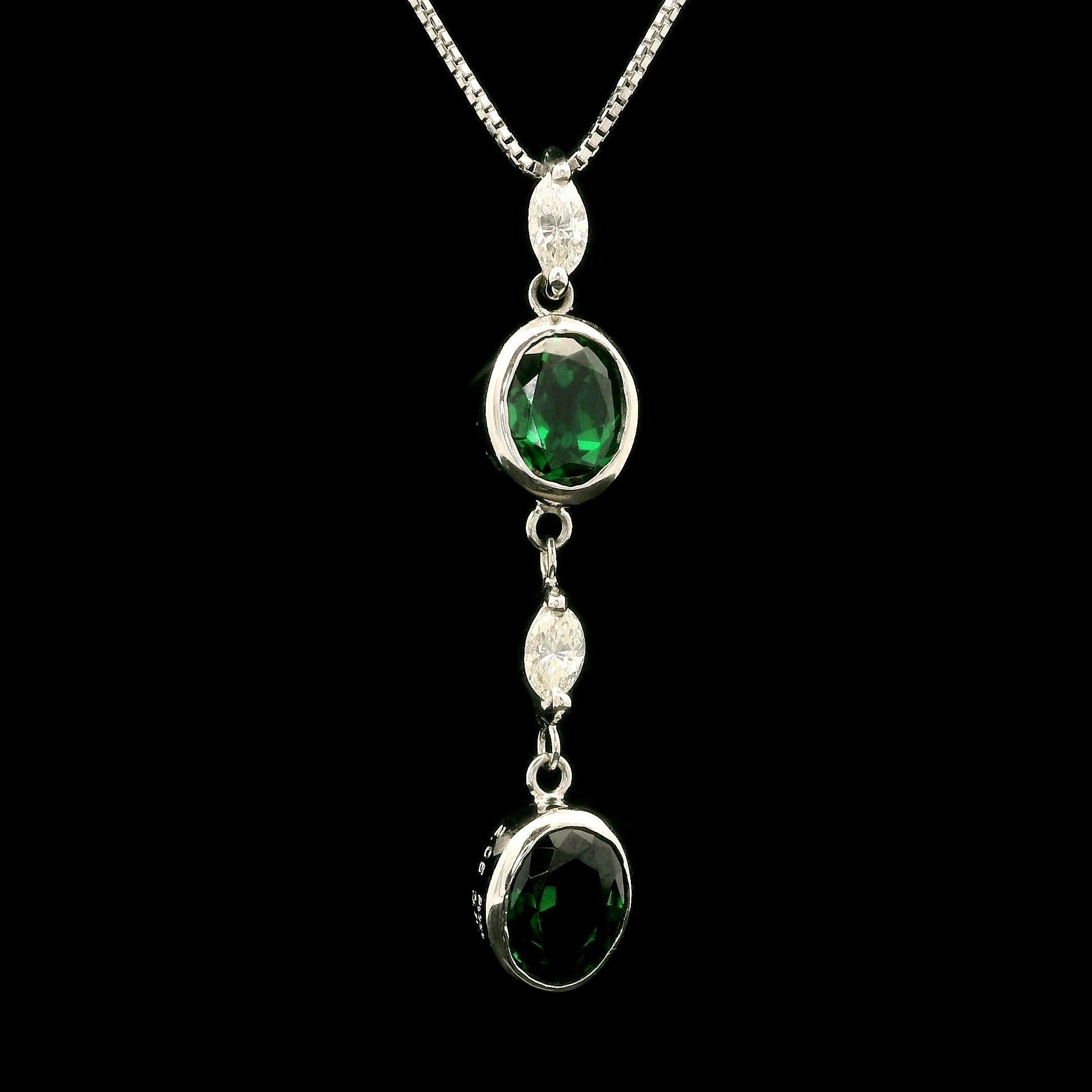 Platino 2.29ctw Tsavorite Diamond Long Drop Lariat Pendant Collar Ajustable en Excelente estado para la venta en Montclair, NJ