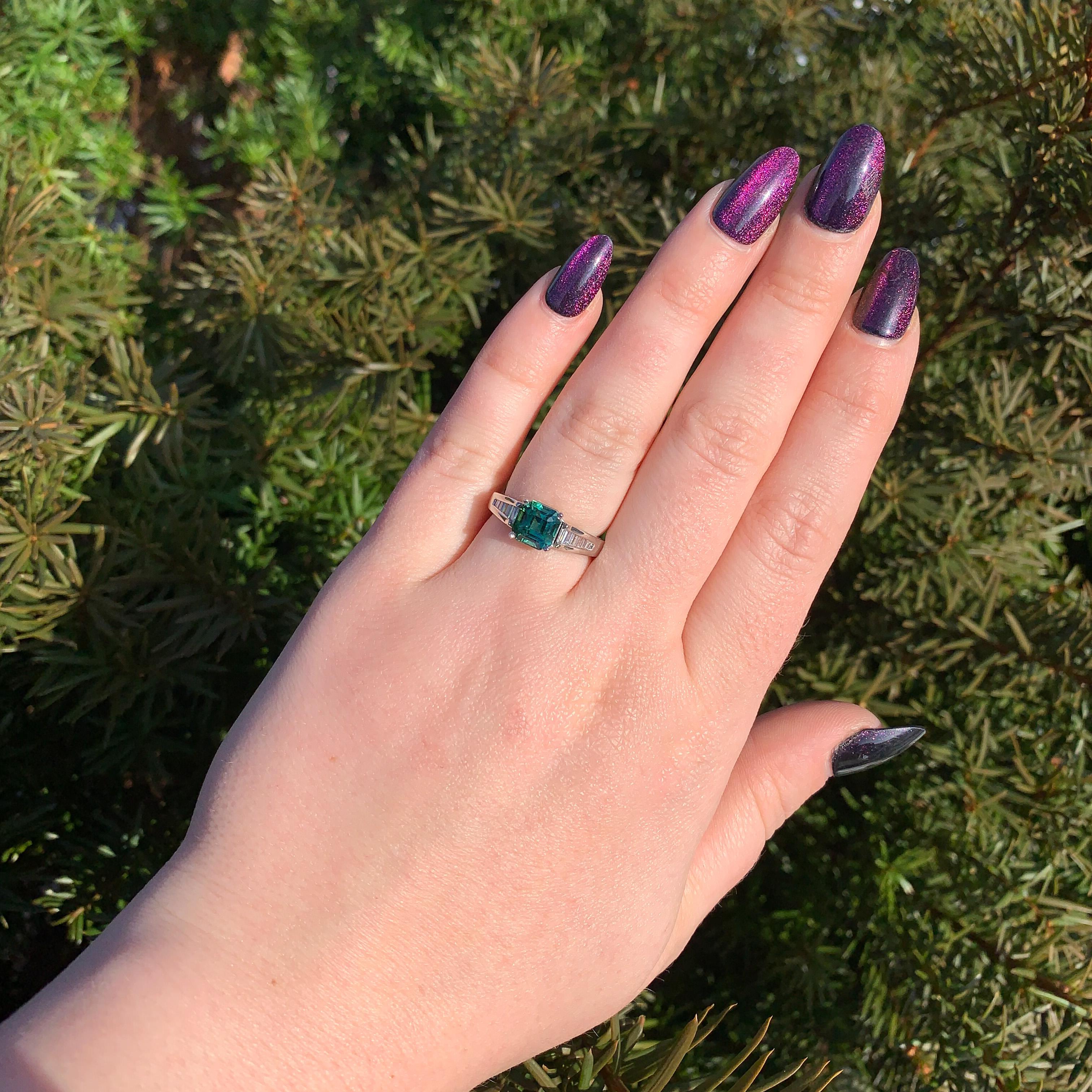 Platin 2,30 Karat Grüner Turmalin und Diamant Baguette-Ring 1