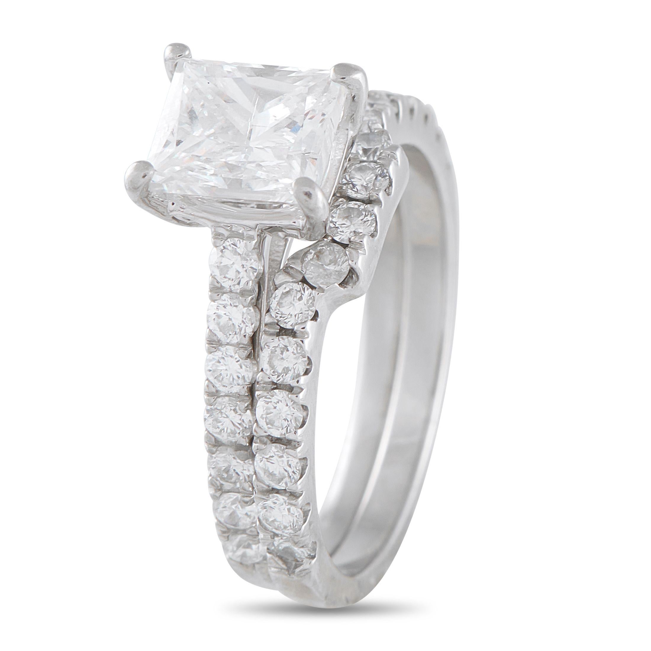 Cette bague luxueuse est tout simplement magnifique. Un diamant de taille carrée de 1,48 carat de couleur H et de pureté I1 s'impose au centre de la monture en platine. Des diamants supplémentaires totalisant 0,82 carat rehaussent le design unique à