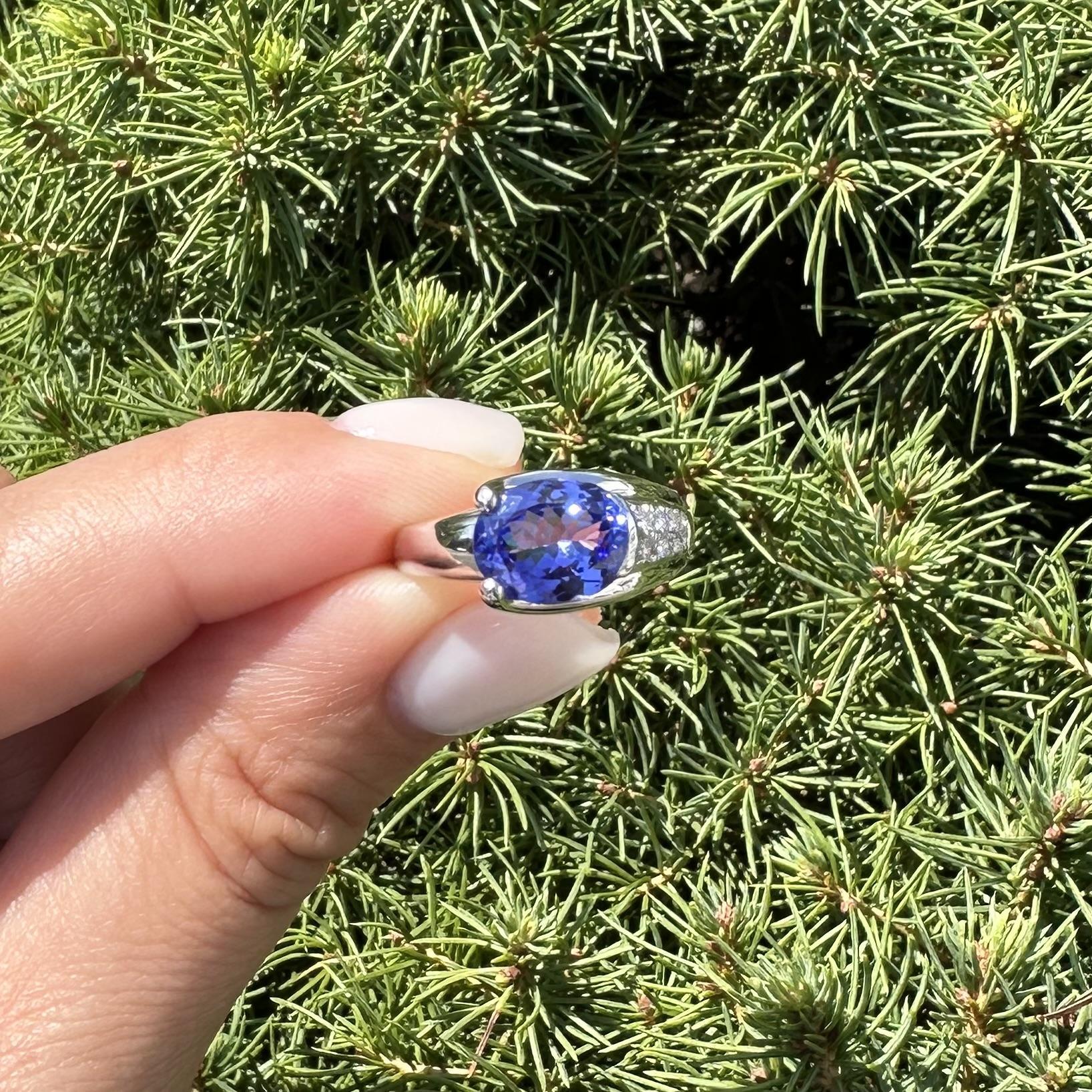 Anillo de platino con tanzanita azul violeta ovalada muy bonita de 2,35 ctw con acentos de diamantes en pavé en venta 8