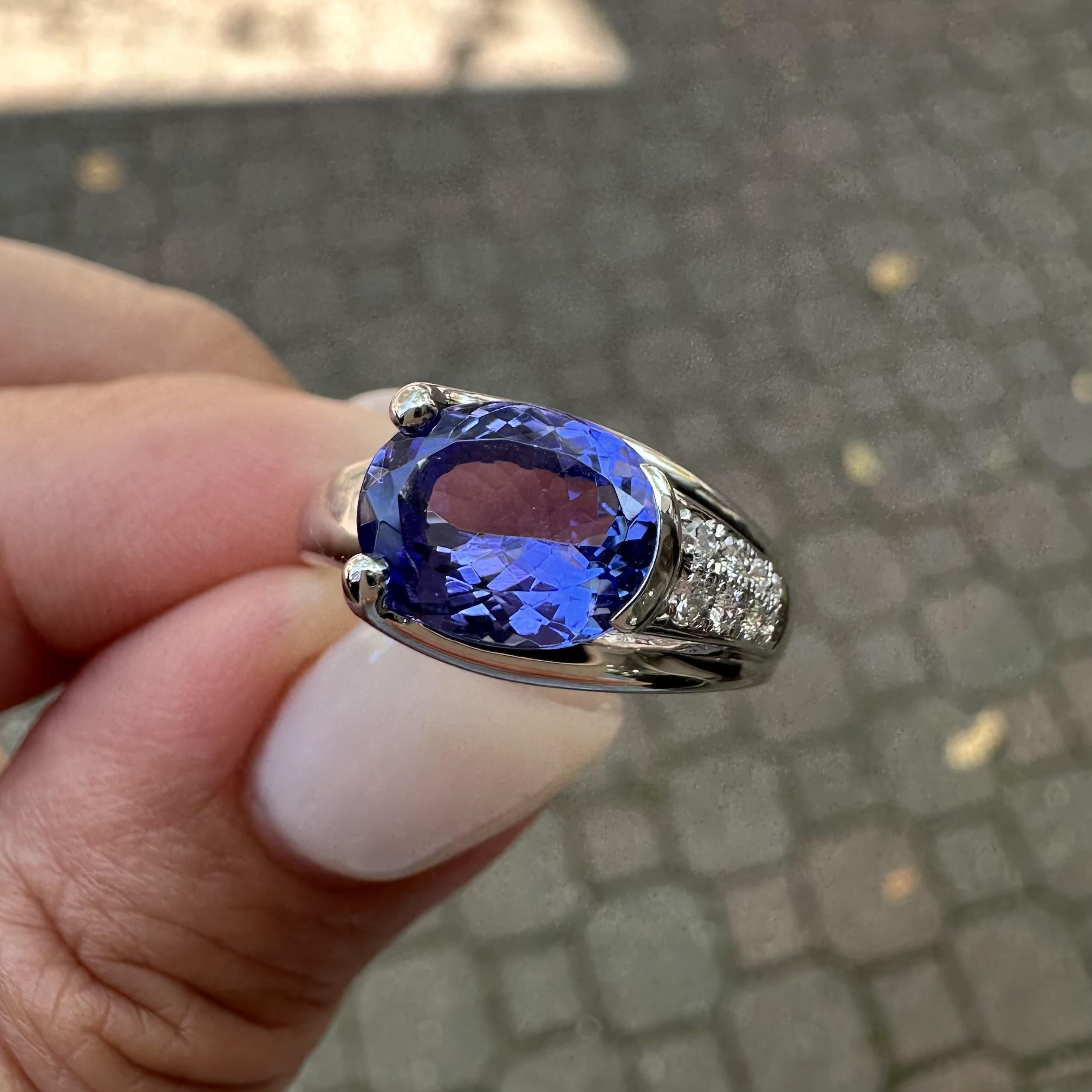Anillo de platino con tanzanita azul violeta ovalada muy bonita de 2,35 ctw con acentos de diamantes en pavé en venta 9